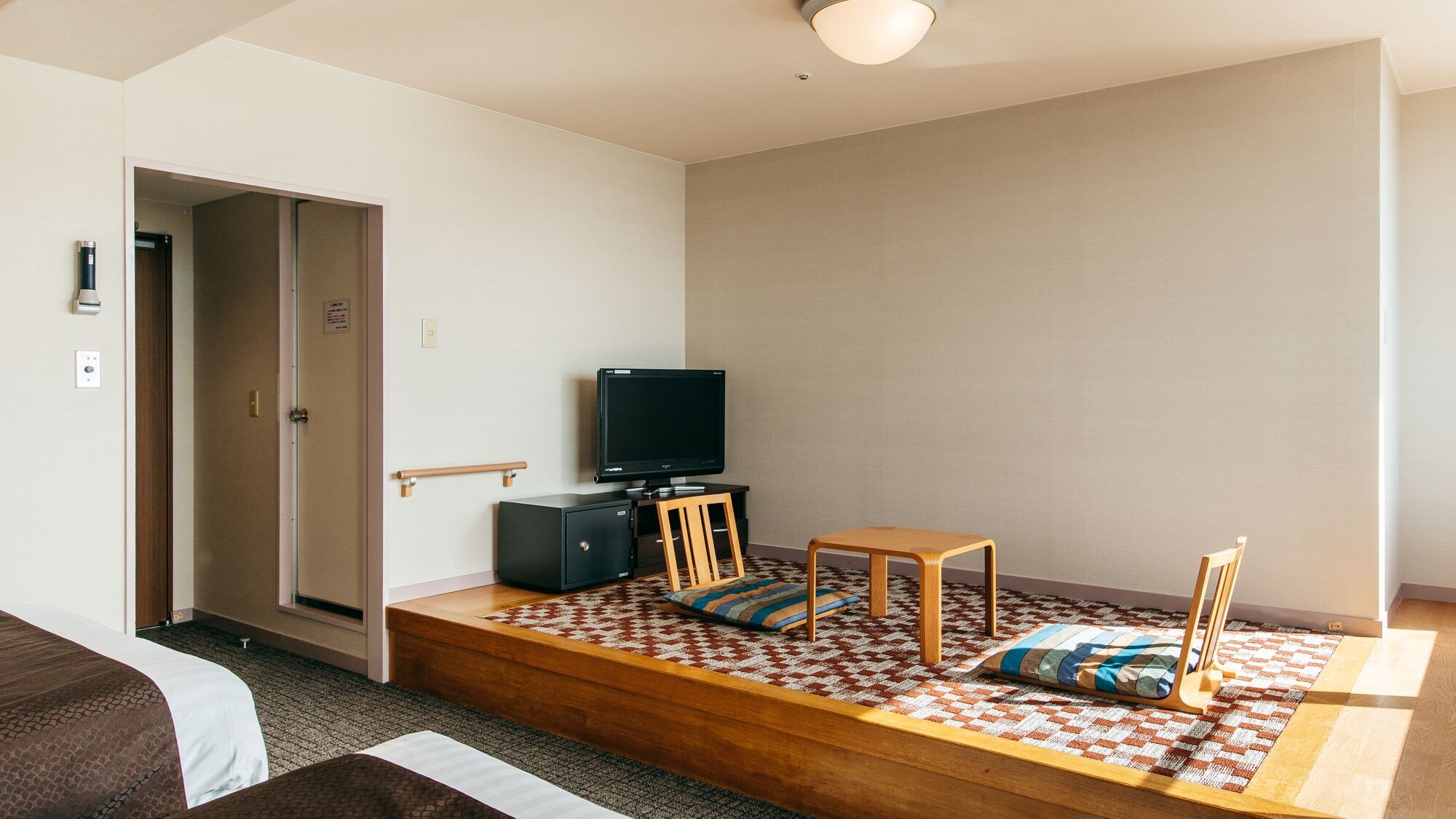 Superior Twin Room (with bath) / 28 square meters