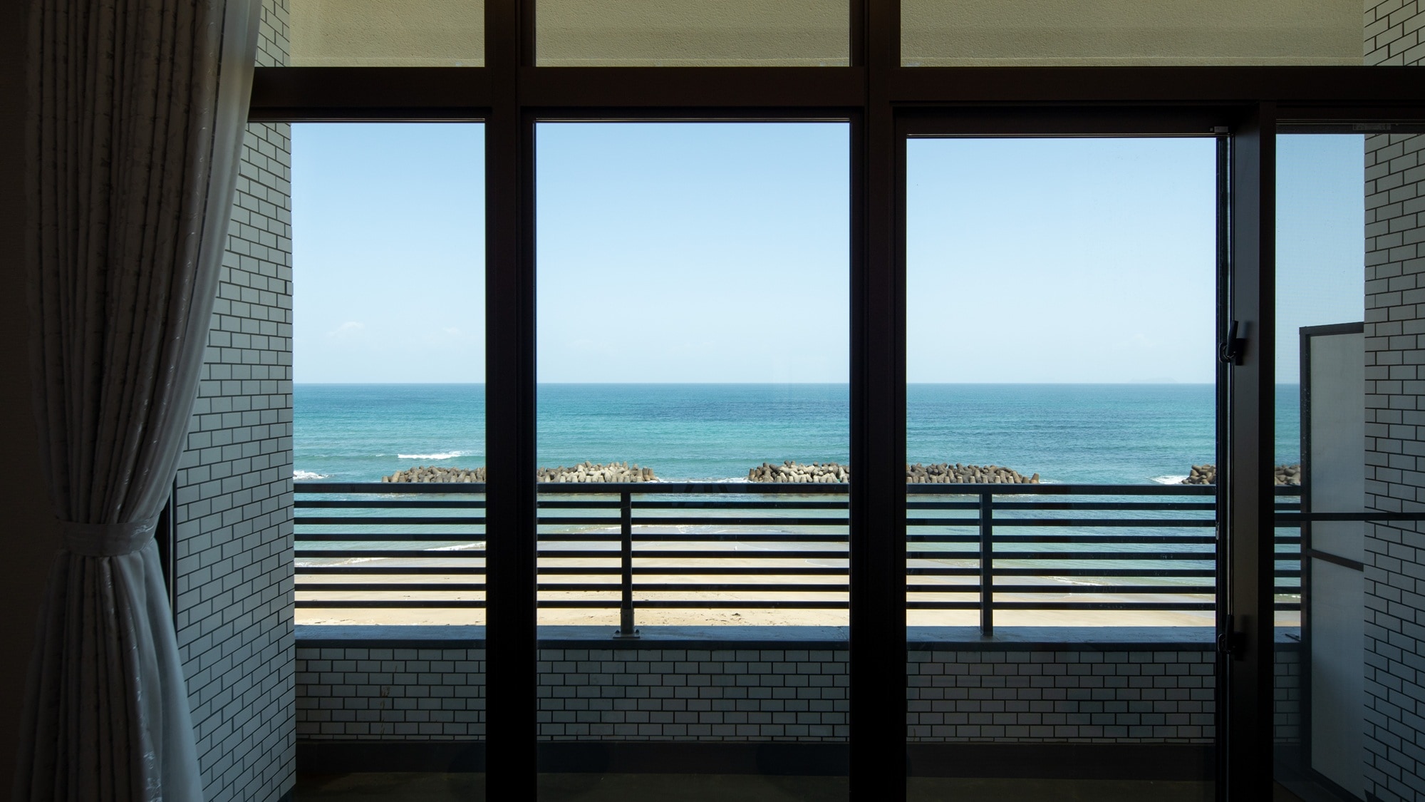 [Pemandangan laut ◆ Kamar bergaya Jepang dengan 10 tikar tatami] Laut Jepang terhampar di depan mata Anda. Kolaborasi laut dan langit, jauh dari keramaian kota.