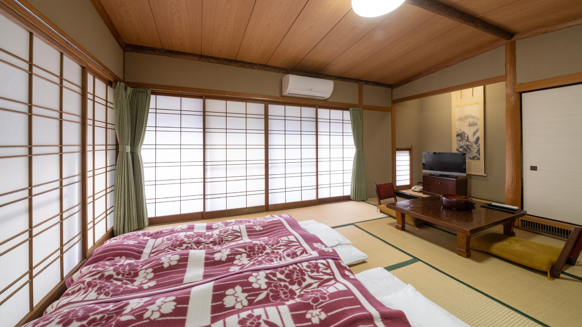■All rooms are non-smoking■Relaxing 10-tatami Japanese-style room by the lake