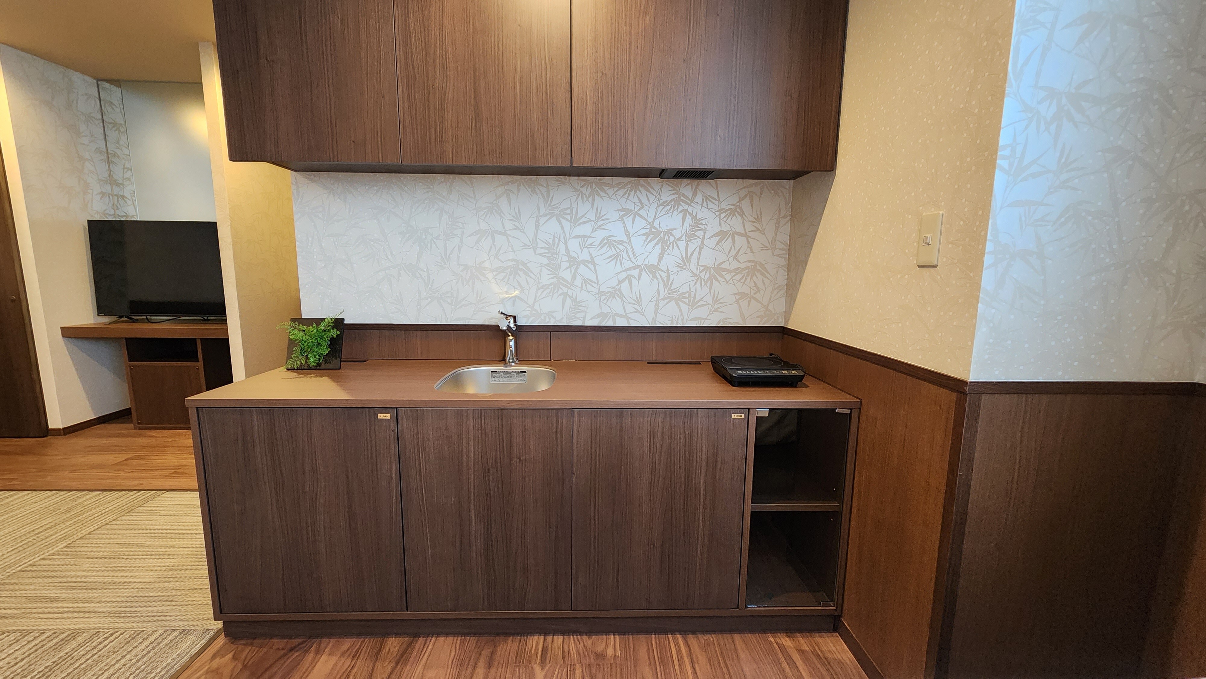 K [2nd floor Japanese-Western style room] Room for 2-4 people (Japanese-style hot spring bath in the room)