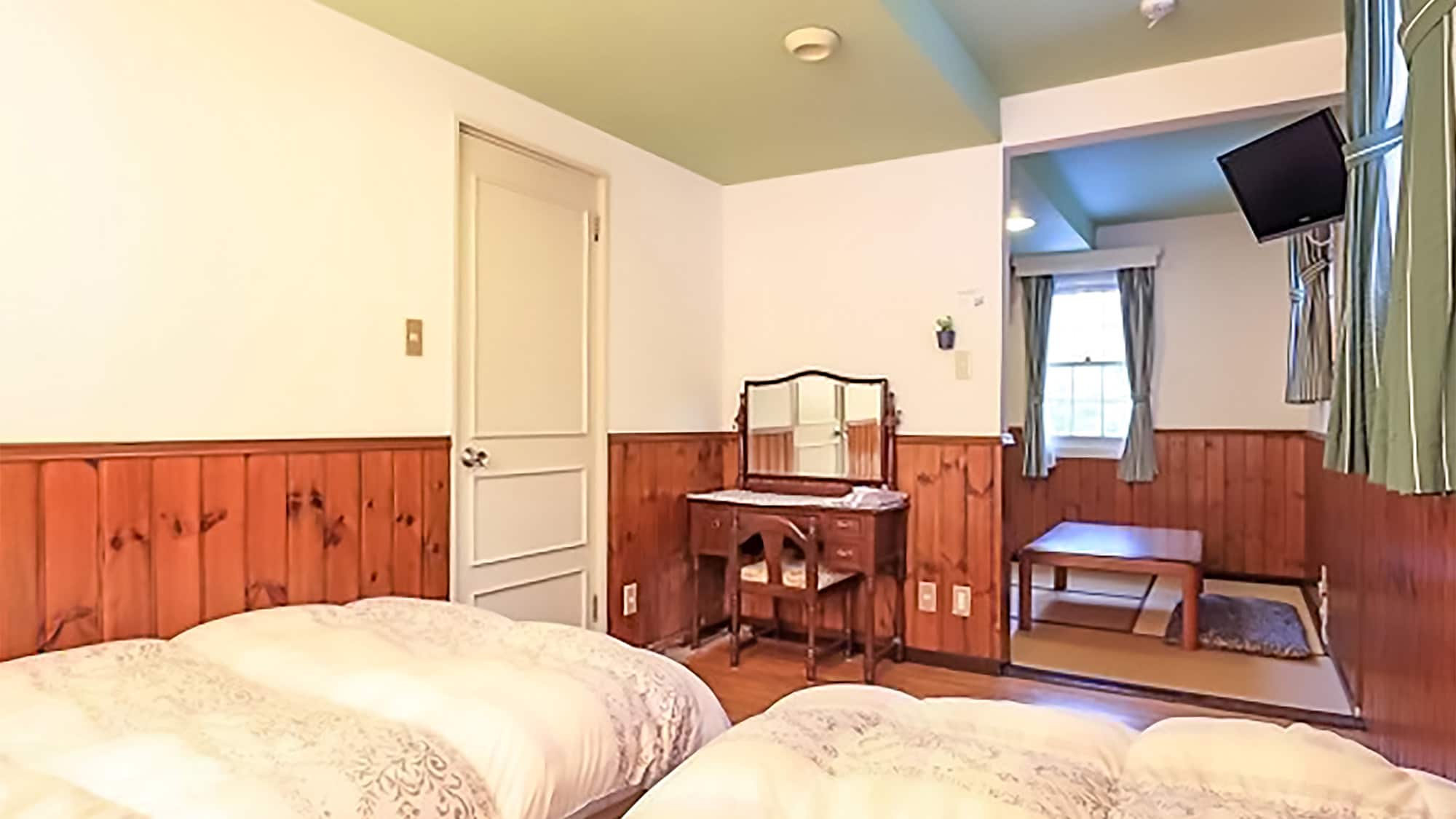 ・[Japanese-Western style room] 16 tatami spacious room with 2 beds and 2 futons