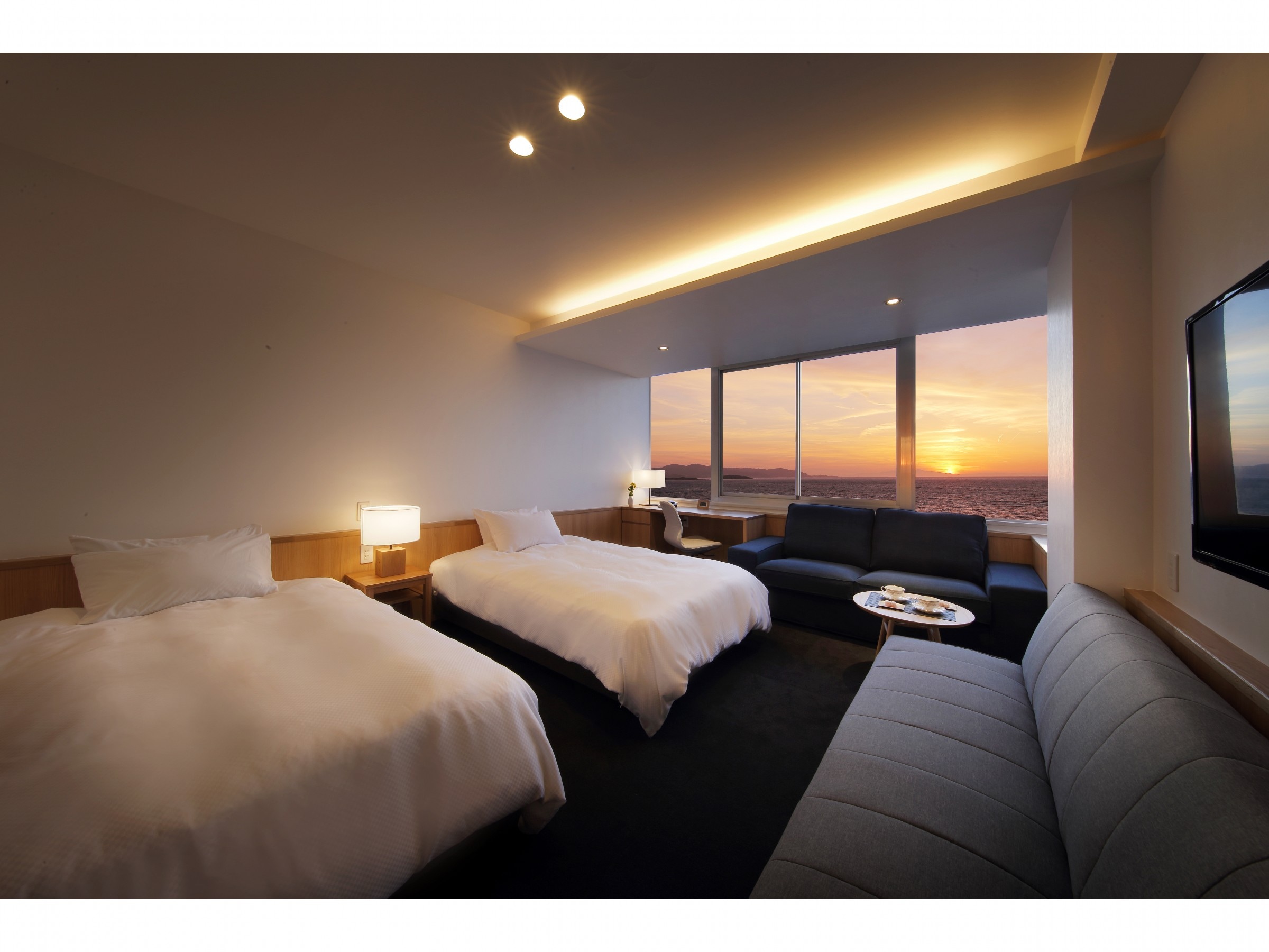 Western-style room with a view of the sea and the sunset on the top floor