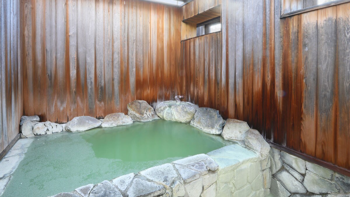 露天浴池位於室外。除冬季外開放