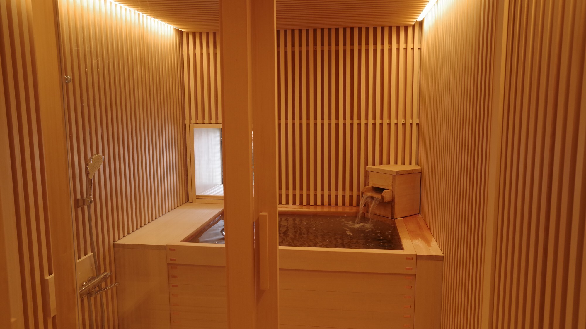 "Zuiun" bath. A warm bathroom surrounded by wood.