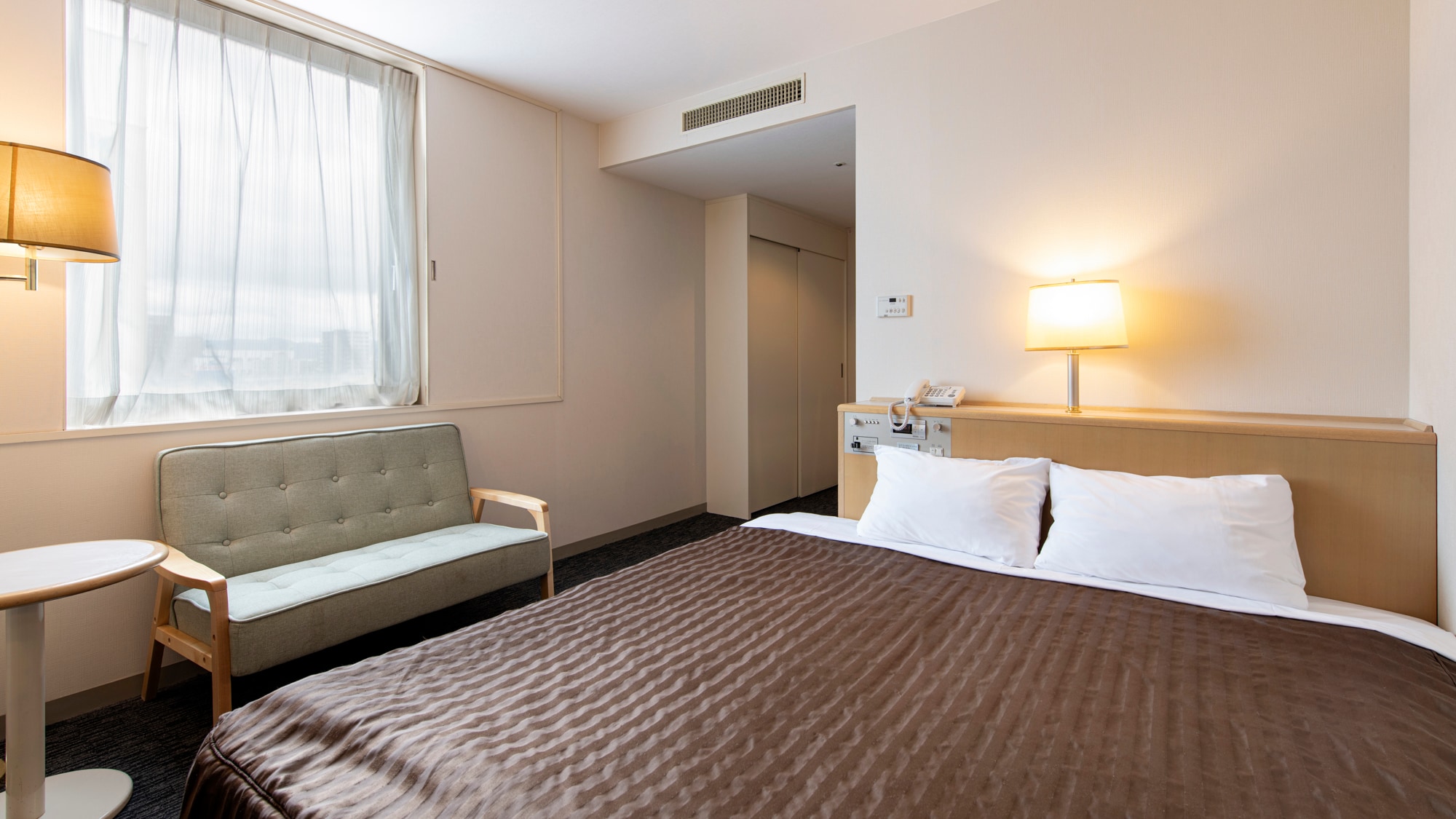 *Kamar Double Deluxe: Dilengkapi dengan sofa yang nyaman, kamar ini memungkinkan Anda untuk bersantai dan melepas penat.