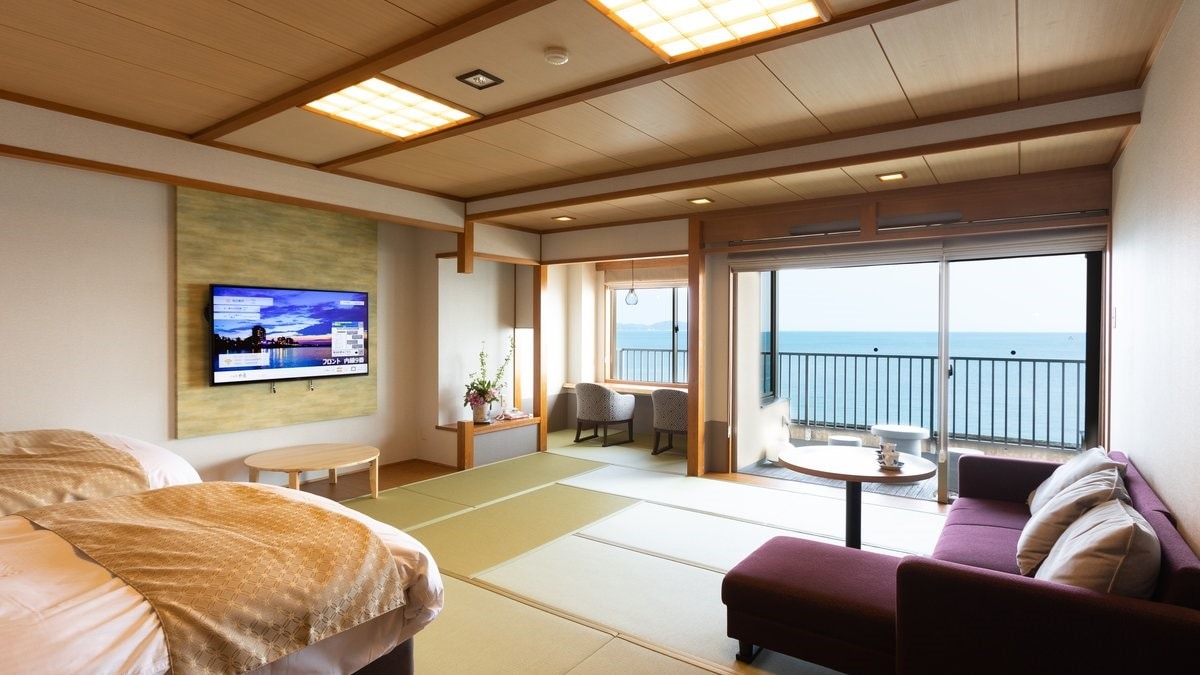 A room with an open-air bath overlooking Daisen and the Sea of Japan