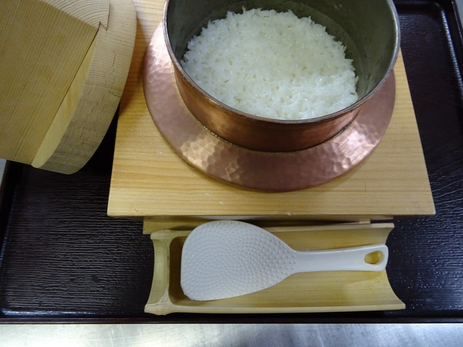 Cơm Akita Komachi nấu trong nồi đồng
