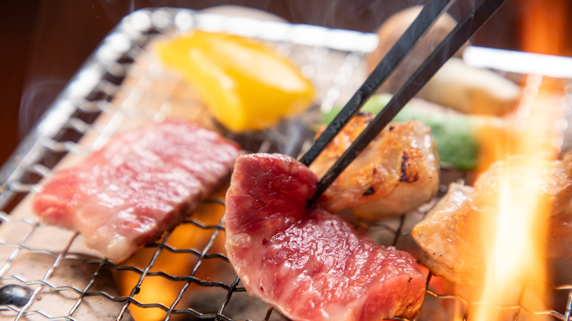 [Dinner] Charcoal grilling brings out the aroma and natural sweetness of the meat.