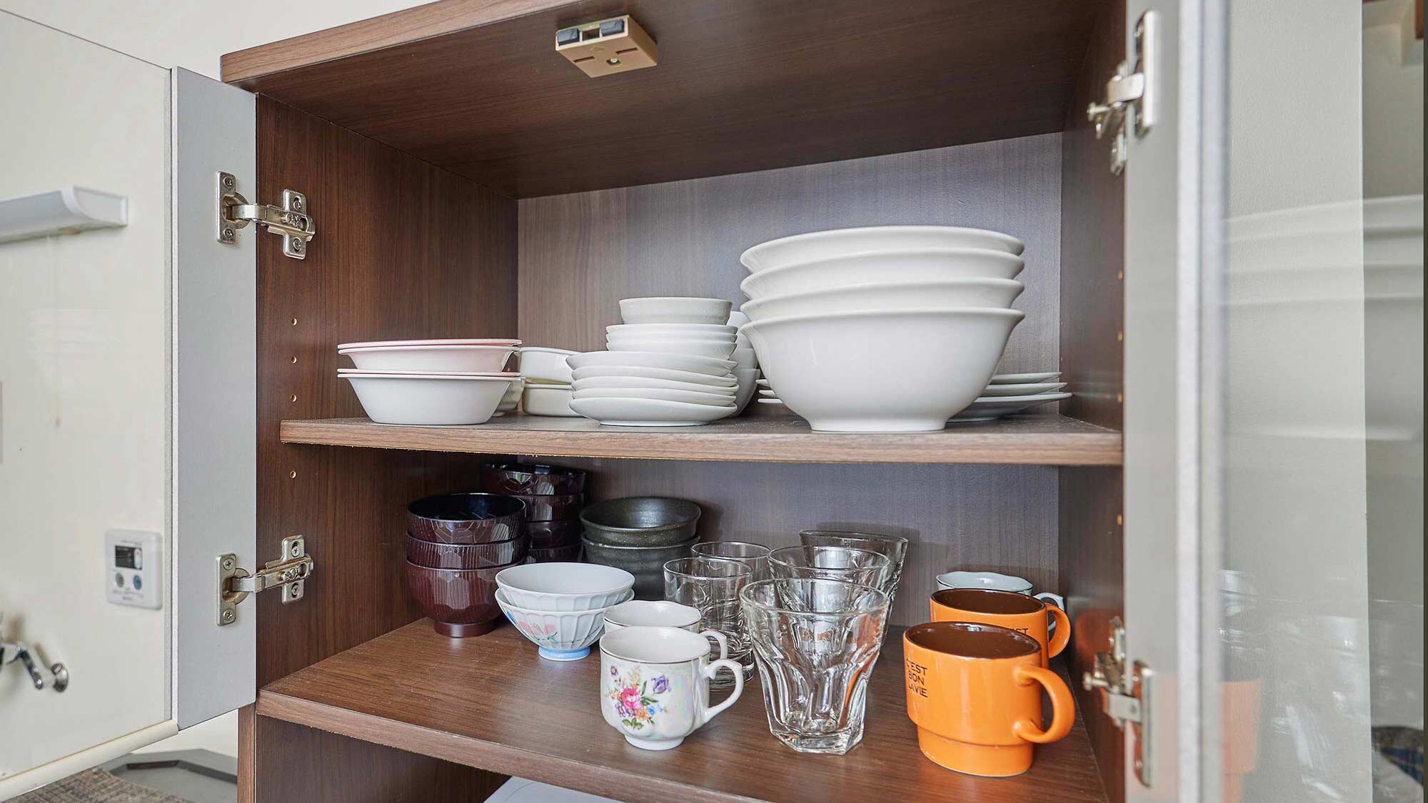 [Minamikaze 2nd floor, kitchen] Glasses and tableware are provided in the room.