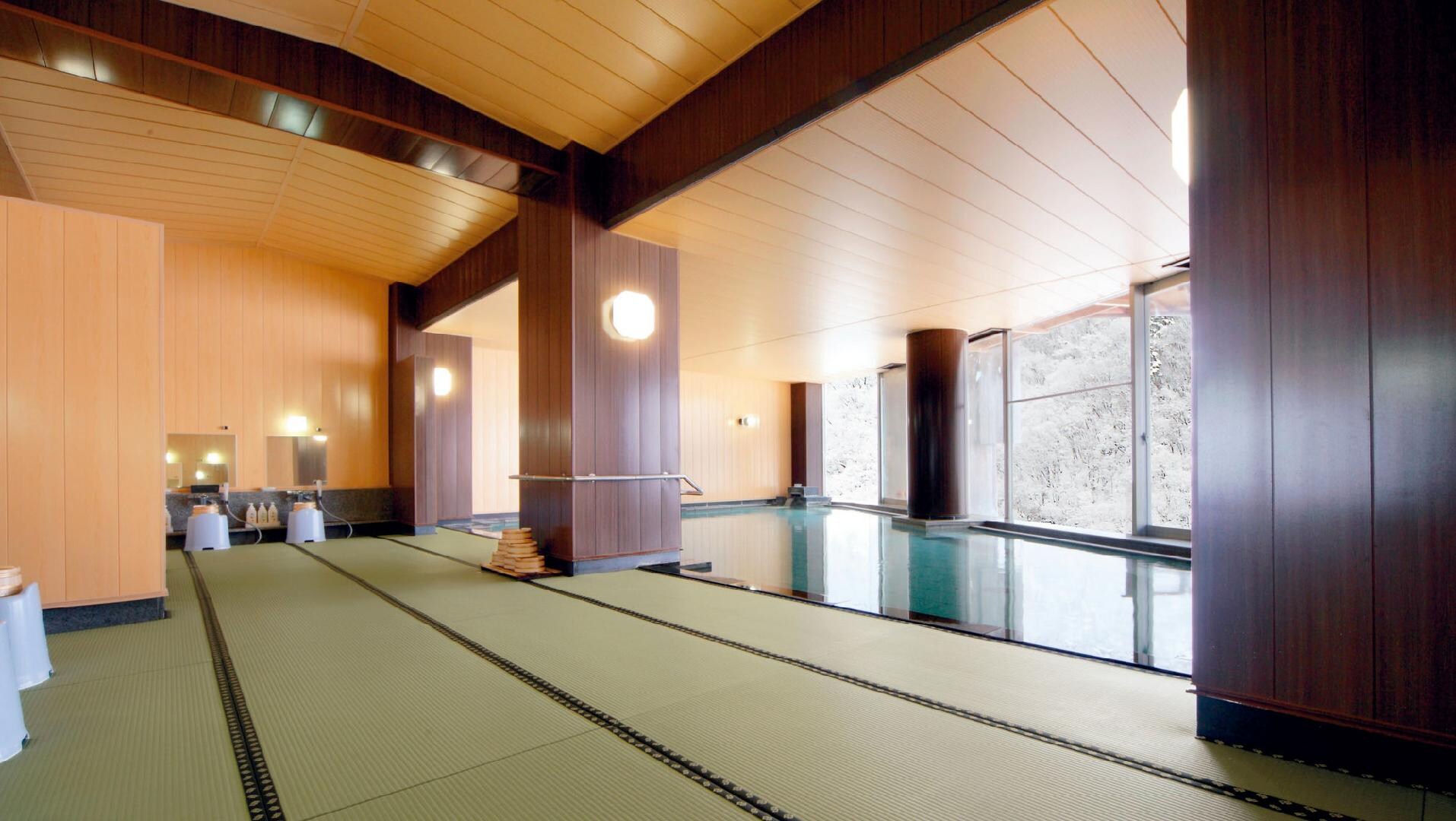 Kamar mandi besar bergaya Jepang dengan tikar tatami di depan