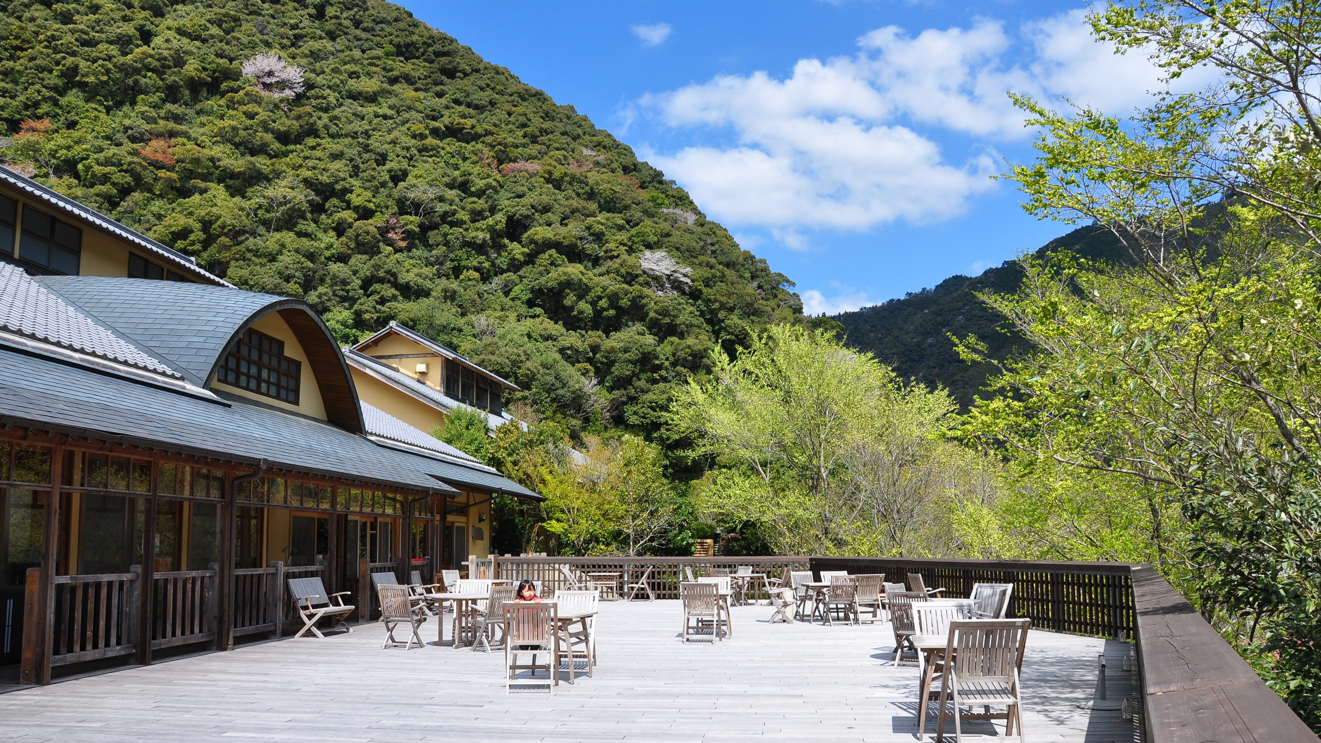 [Hot Spring Building * Forest Bathing Deck] A wonderful space surrounded by mountains with a view of the clear stream.
