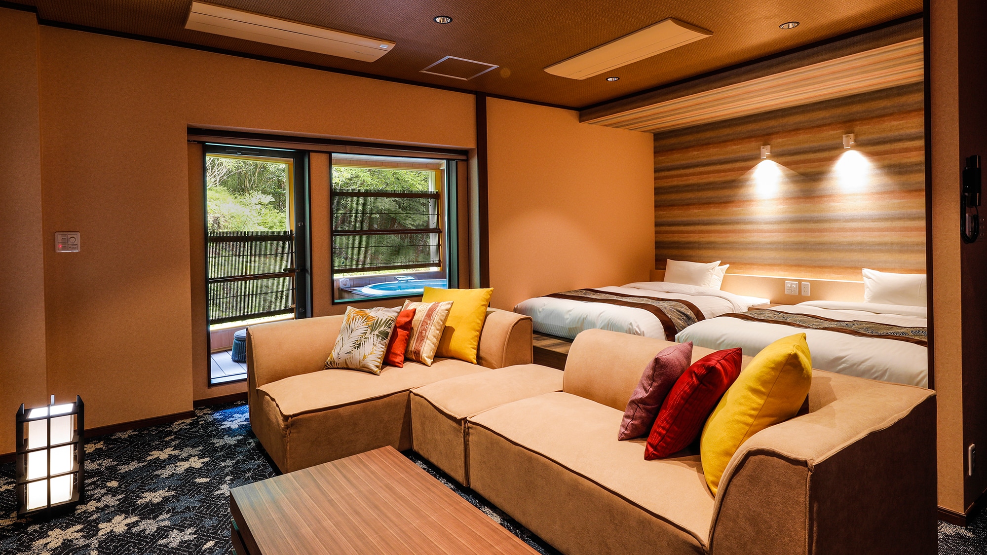 [Sound of water] Relax on the large sofa where you can stretch out your legs and sleep.