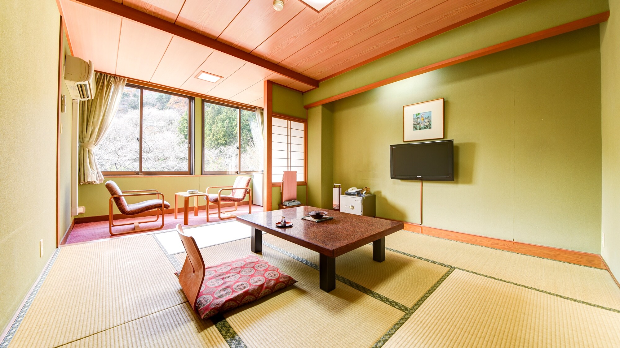 *[Example of a Japanese-style room] Please relax in a calming tatami room.