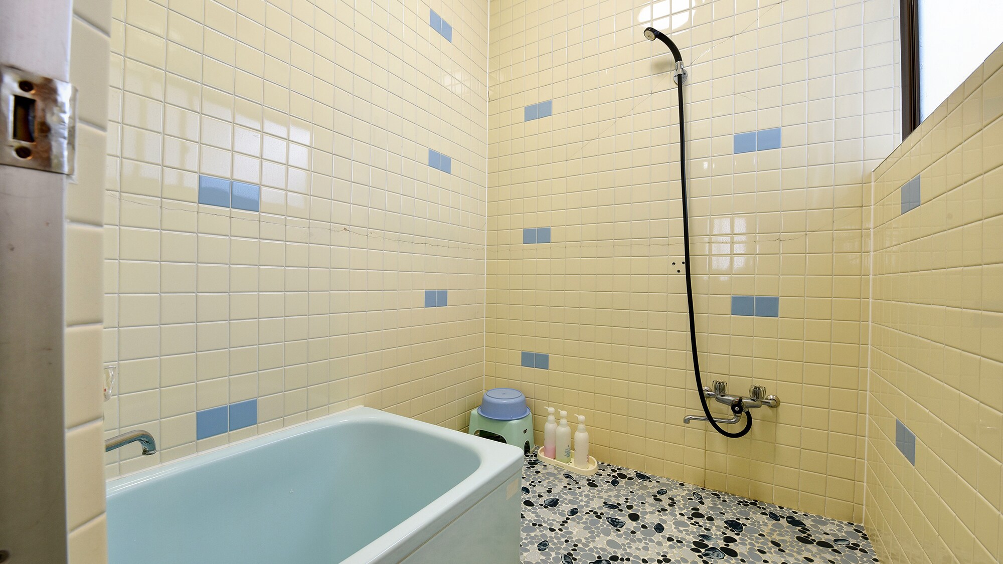 *[Contoh kamar bergaya Jepang yang menghadap taman] Meskipun bukan sumber air panas, kamar ini dilengkapi kamar mandi dengan area mencuci.