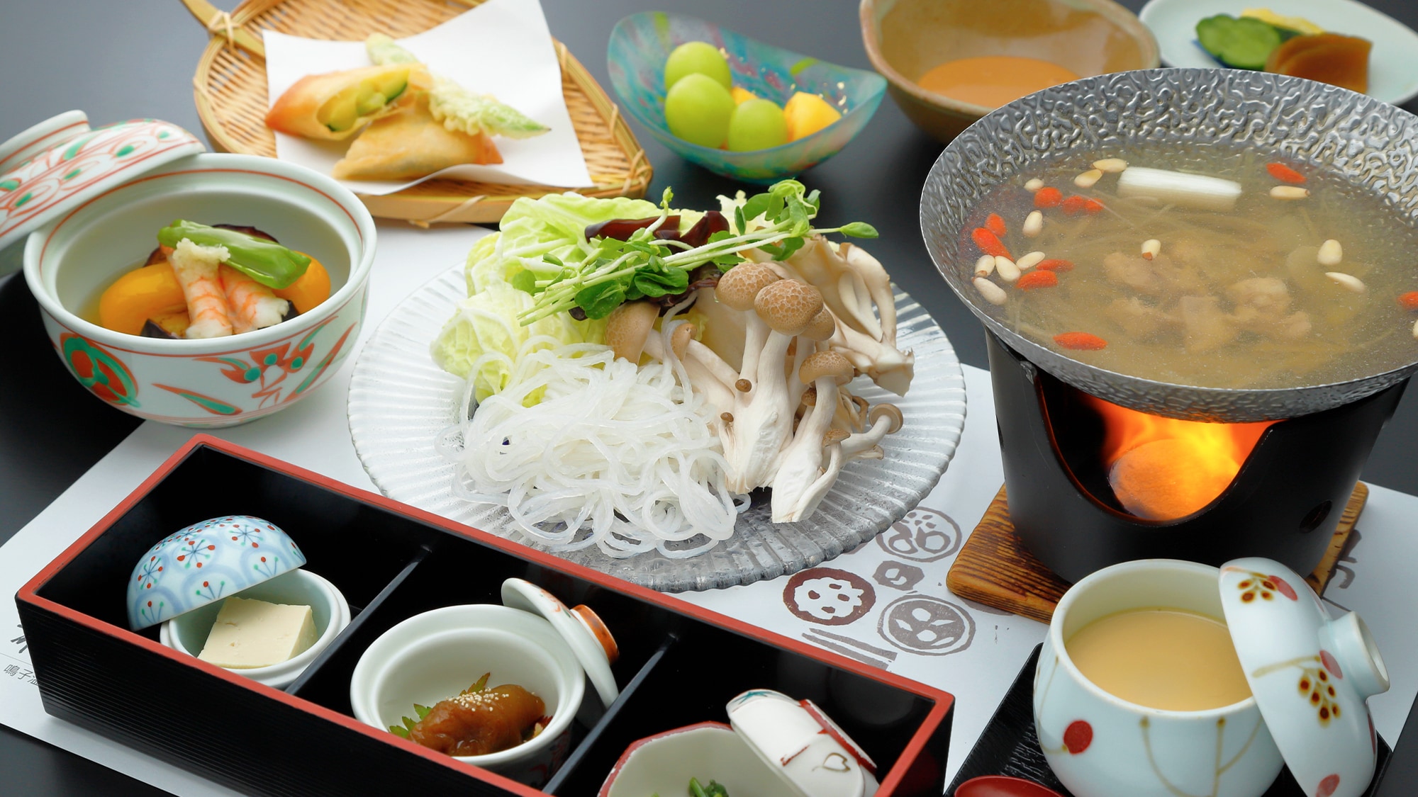 [Healthy plan with one soup and five dishes] This meal is centered around our special herbal hotpot, and is just the right amount to not strain your stomach. Perfect for consecutive nights.