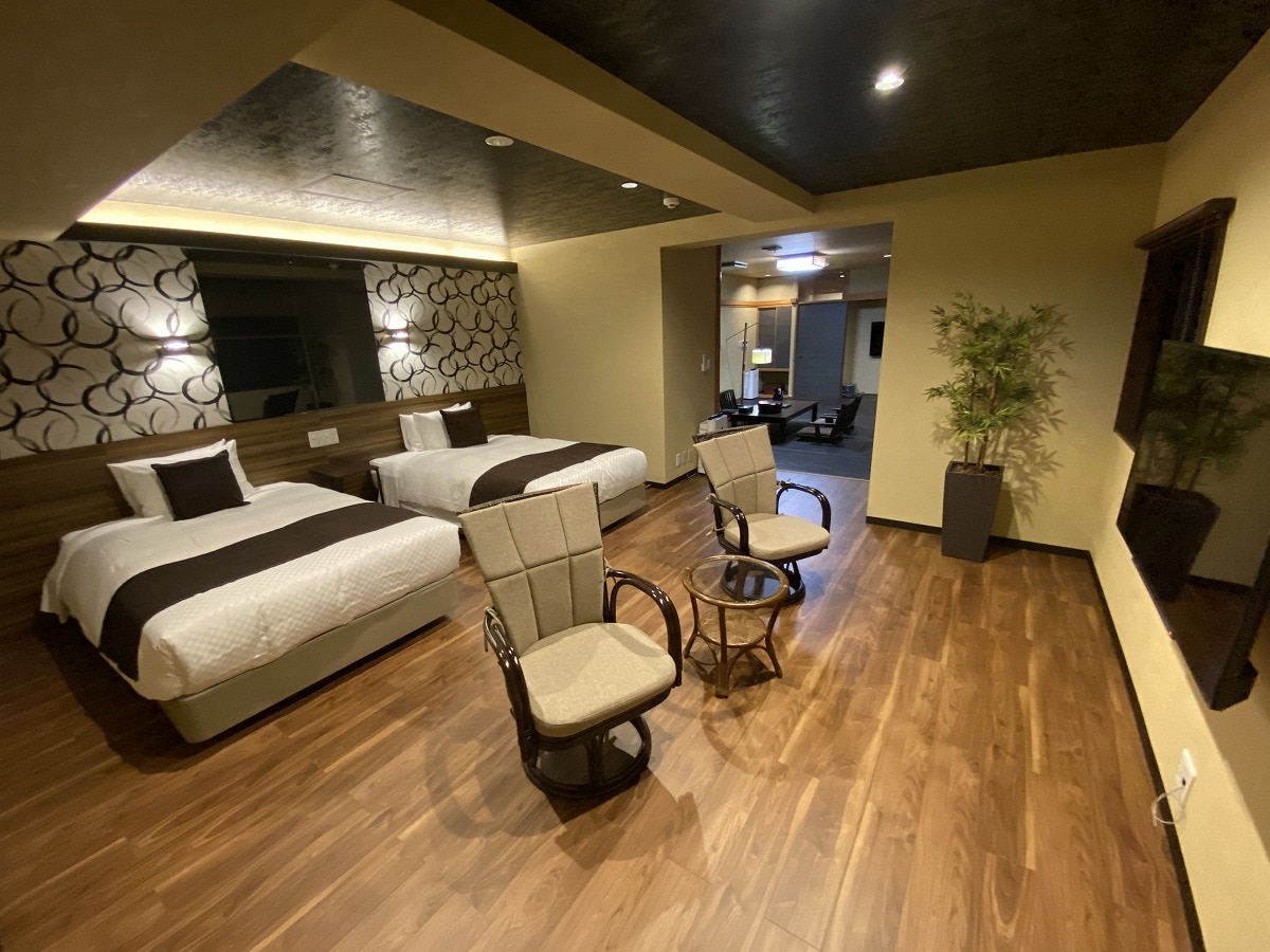 Modern Japanese-Western style room with half-open-air cypress bath, 64 square meters