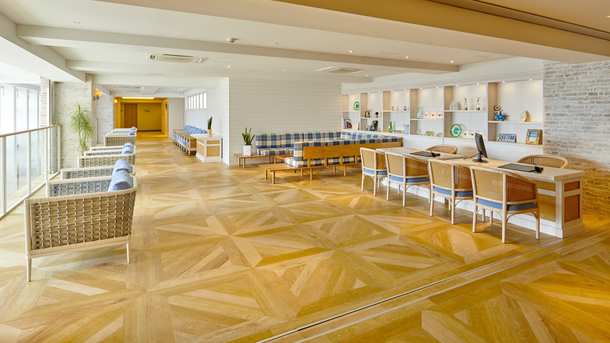 [大廳/設施] 寬敞明亮的大廳，陽光灑進來