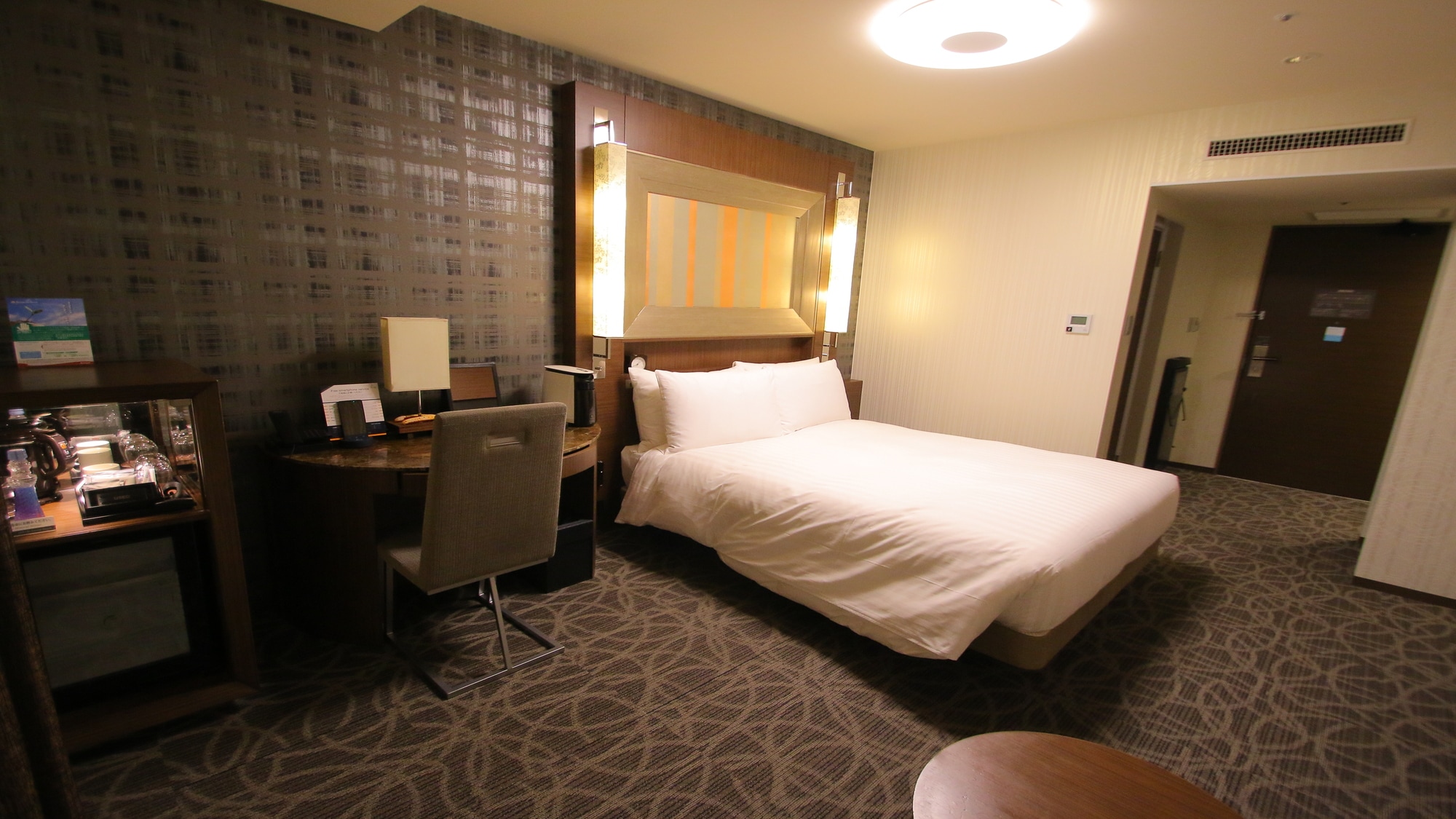 Moderate double room with back to window