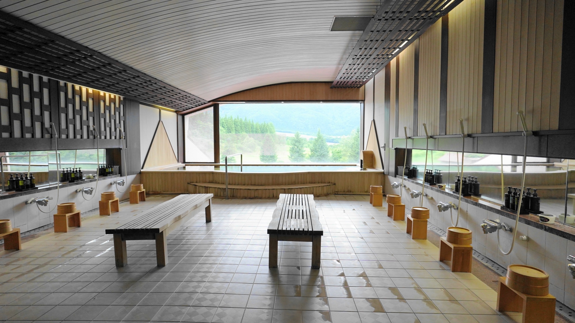 The large bath overlooks Mt. Kamurodake, which is 1,261 meters above sea level. Enjoy the magnificent view from the large windows, which are like an open-air bath.