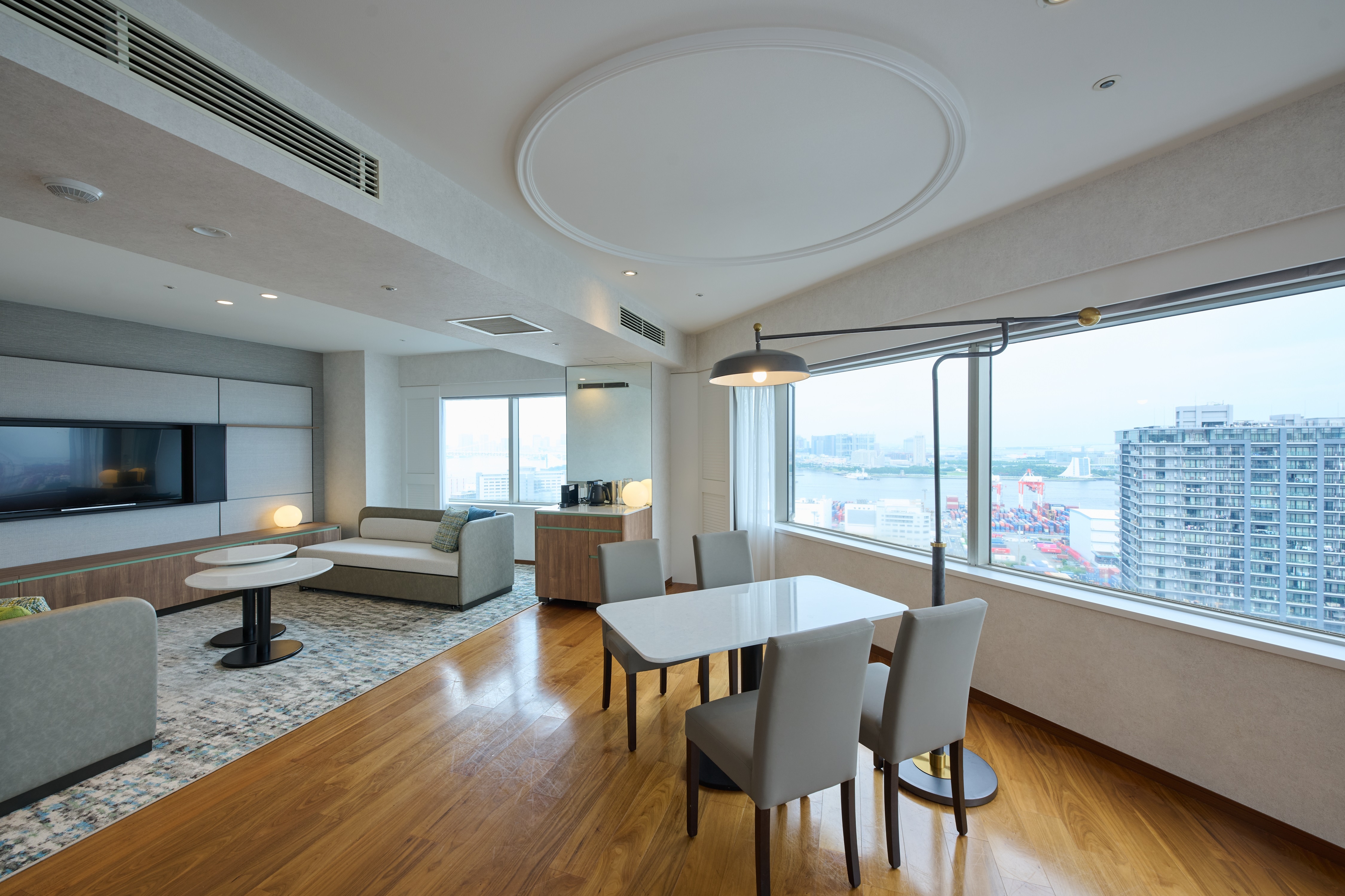 ห้องมุม 1 ห้องนอน 2 เตียงเดี่ยว วิวอ่าว