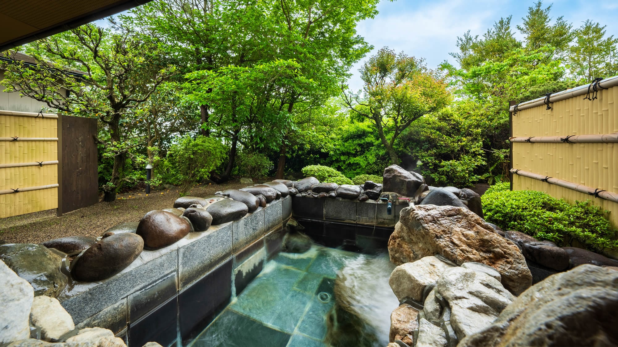 [10 tatami Japanese-style room with open-air bath] We are proud of our large open-air rock bath.