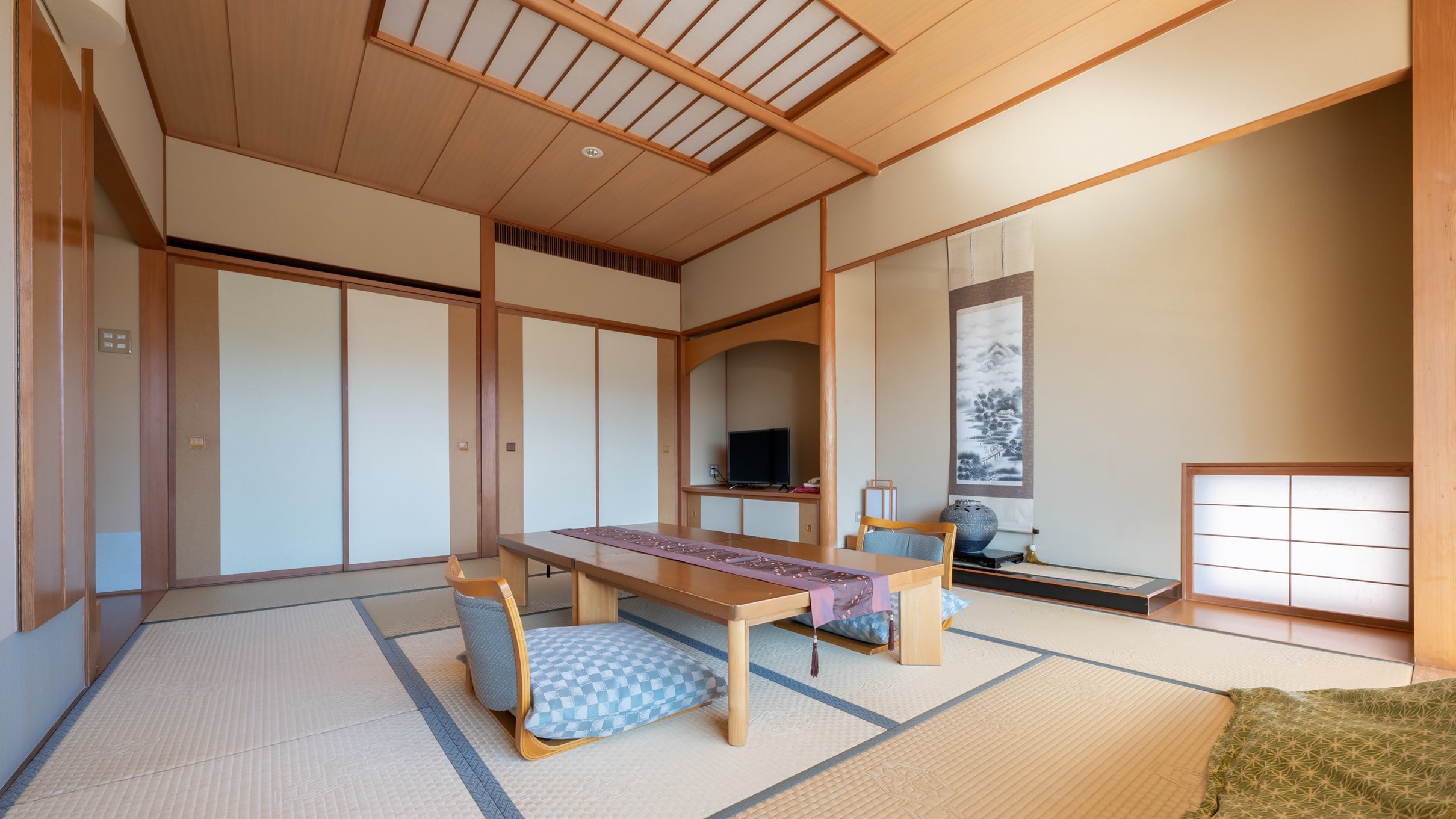 2.3F Japanese-style room with Mt. Fuji observation bath 10 tatami mats + wide-rimmed kotatsu [deluxe]