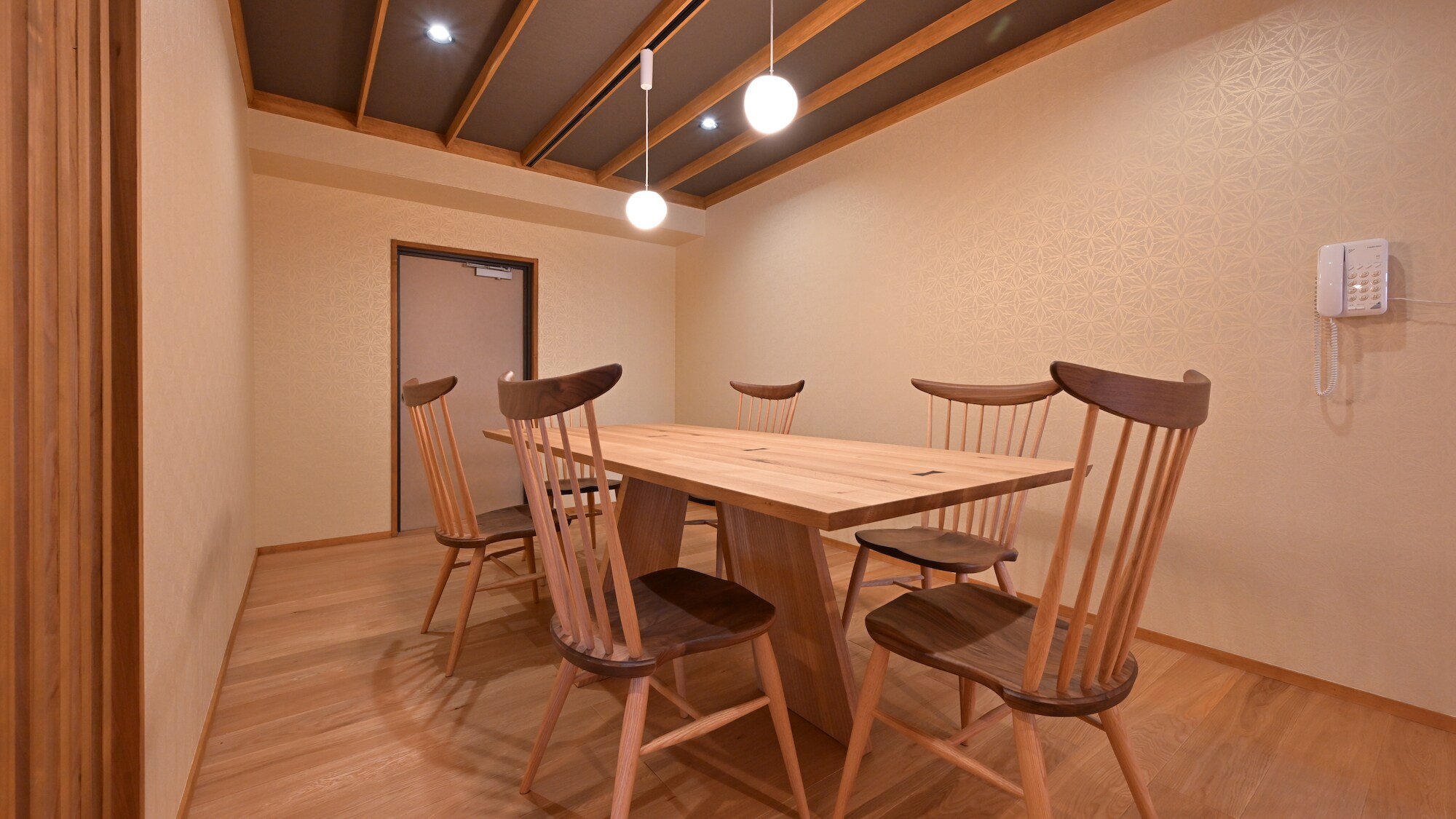 Yuri hot spring indoor bath + Japanese-style room + twin bed + dining room
