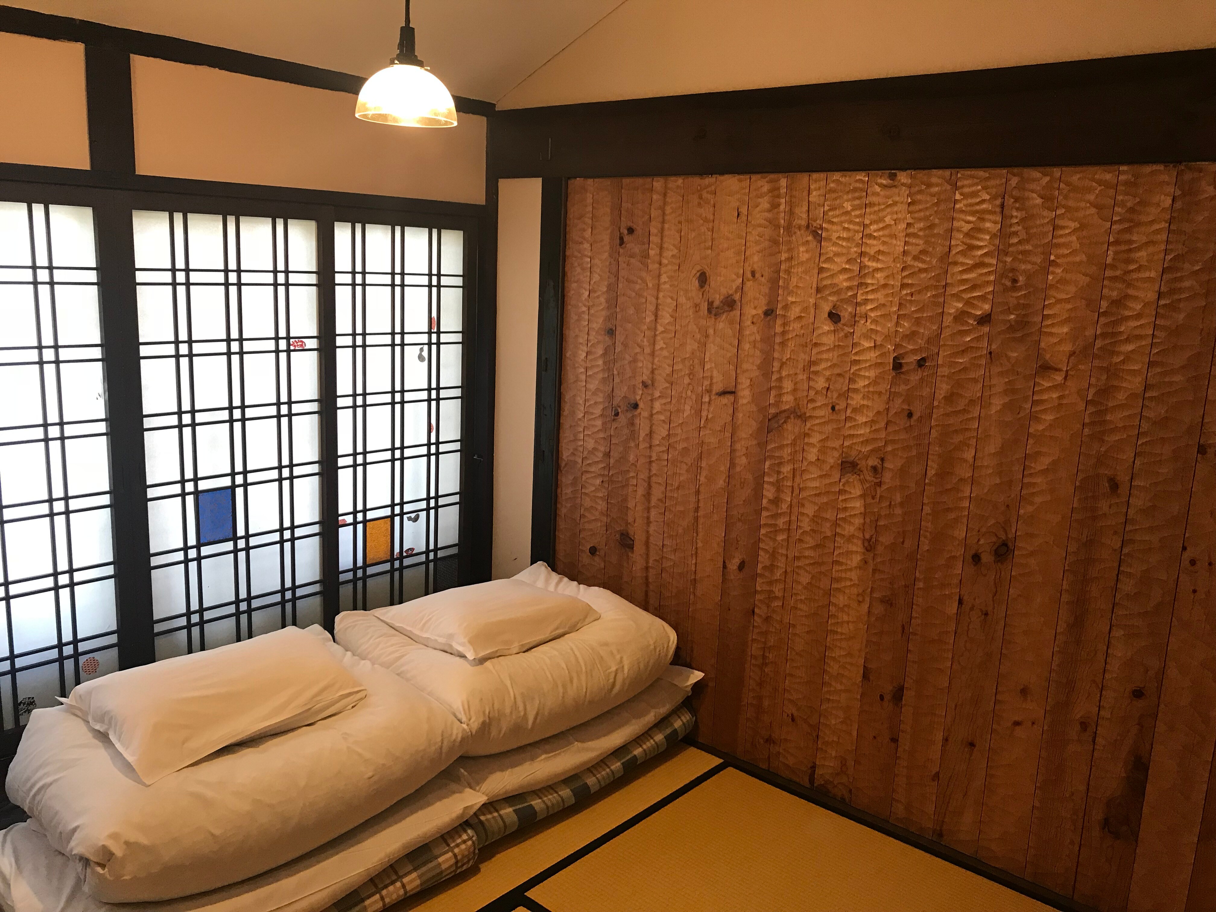 2 people with shower (example of guest room)