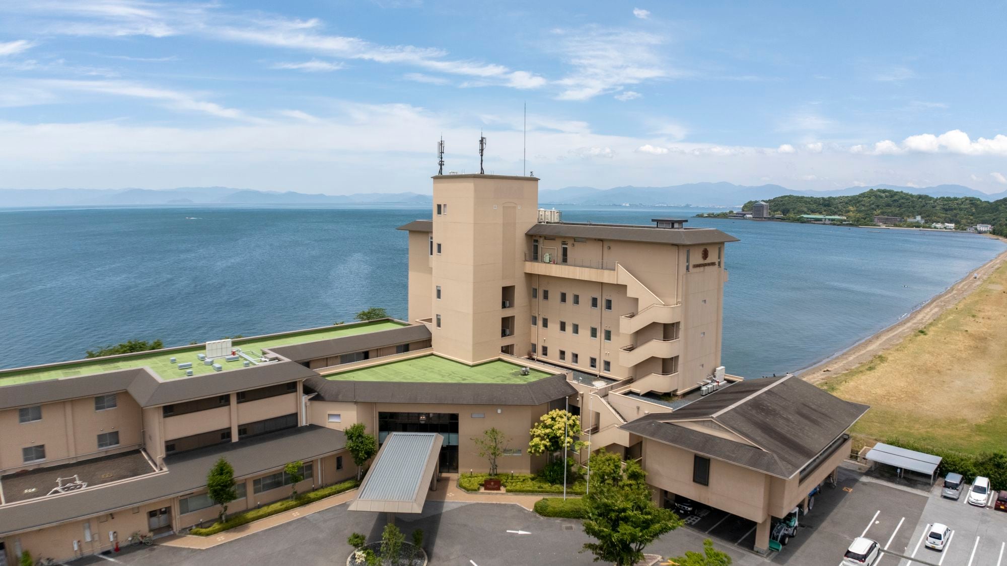 [Hotel exterior] A hotel with a spectacular view built on the shore of Lake Biwa, with the rippling waves lapping on the shore.
