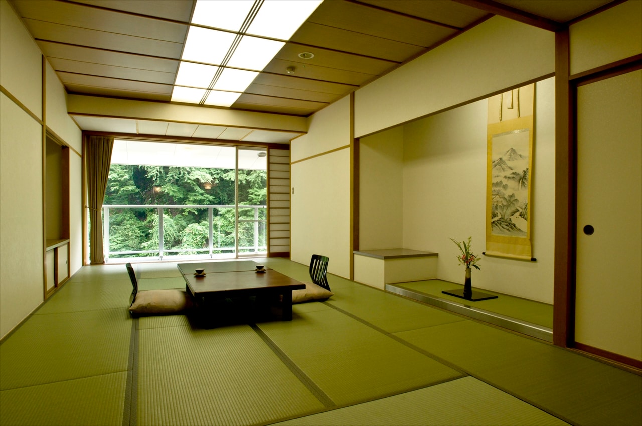 Senkyotei 18 tatami kamar bergaya Jepang. Jendela besar terlihat seperti bingkai foto yang dipotong dari Ngarai Yokotani.