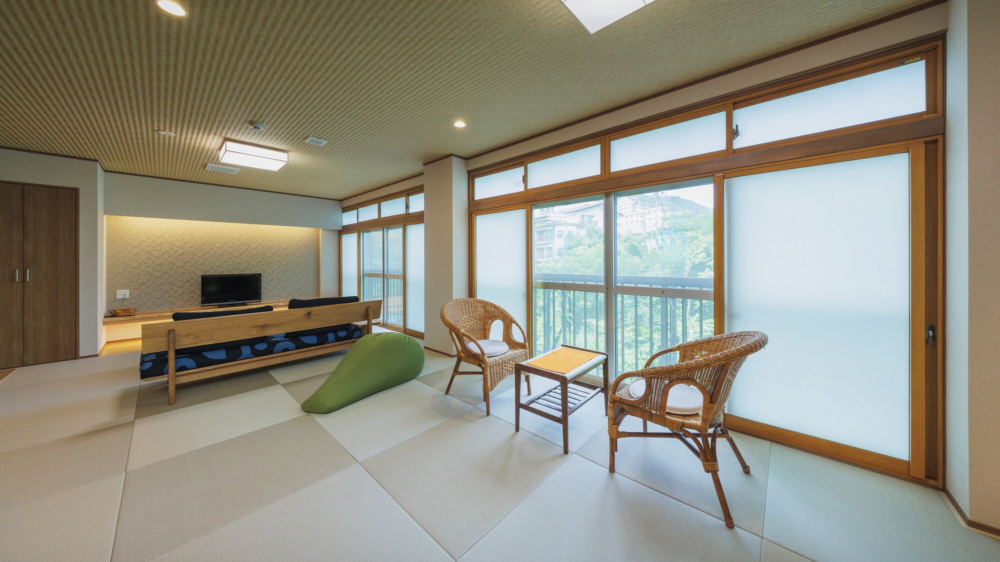 [Renovated guest room where you can stay with pets] A spacious Japanese-style room with 20 tatami mats and Ryukyu tatami mats