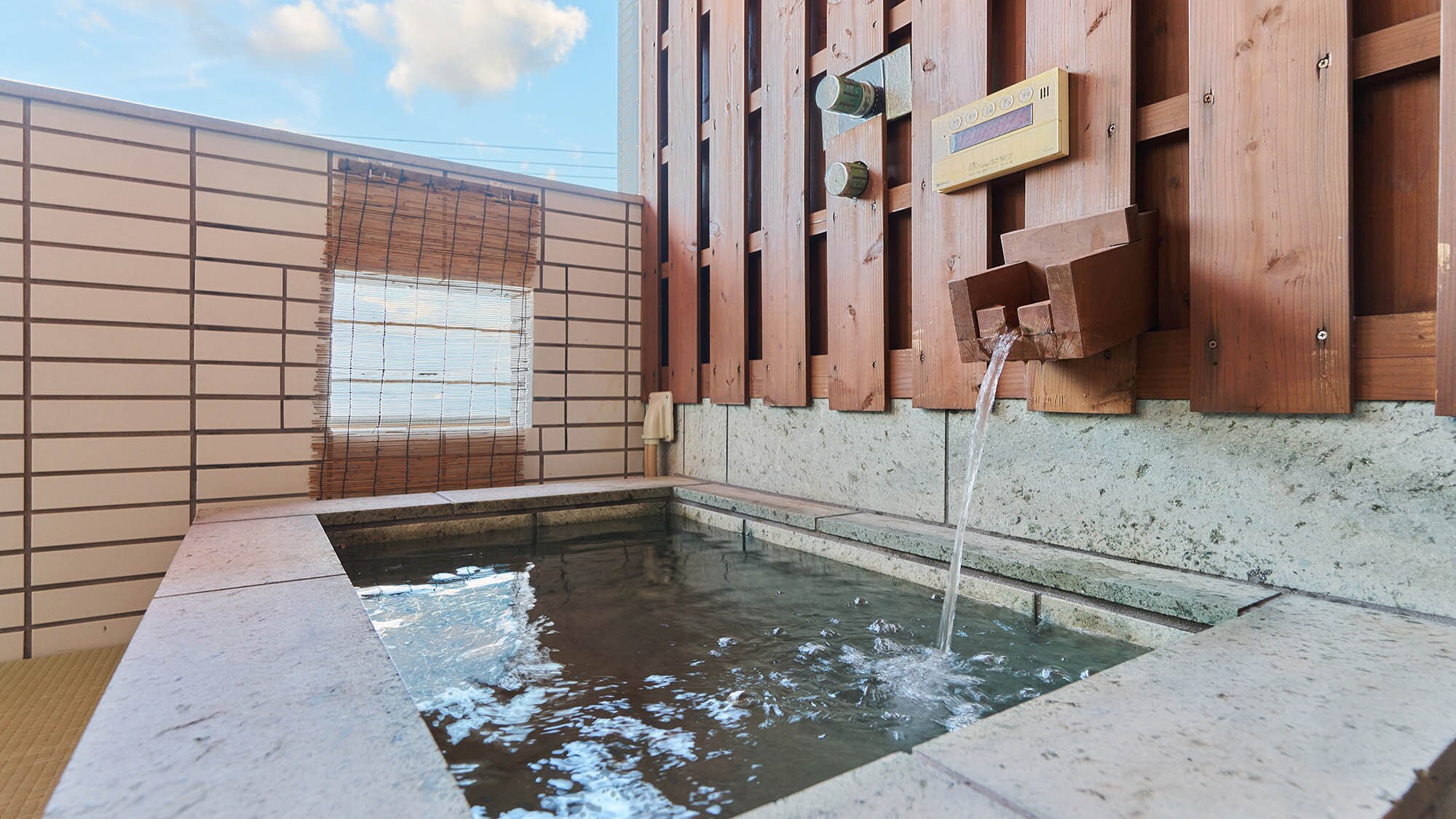 ・[Guest Room/Shirasuna] The open-air bath on the balcony is an artificial hot spring. Warm yourself to the core.
