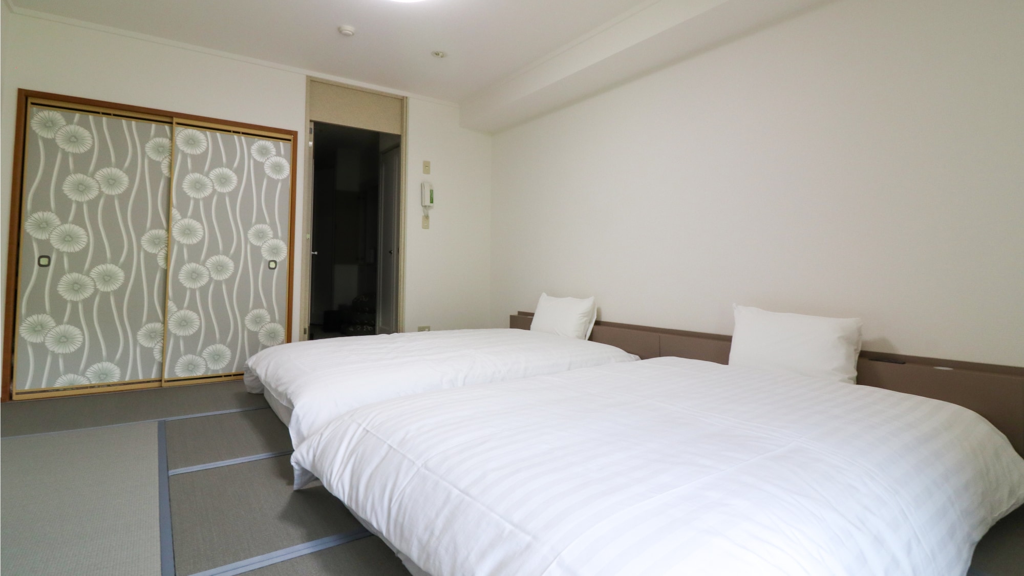 [Japanese-style bedroom (example)] Approx. 37 m2 (approx. 10.5 tatami mats) / Maximum of 5 people [Non-smoking] *The layout is an example