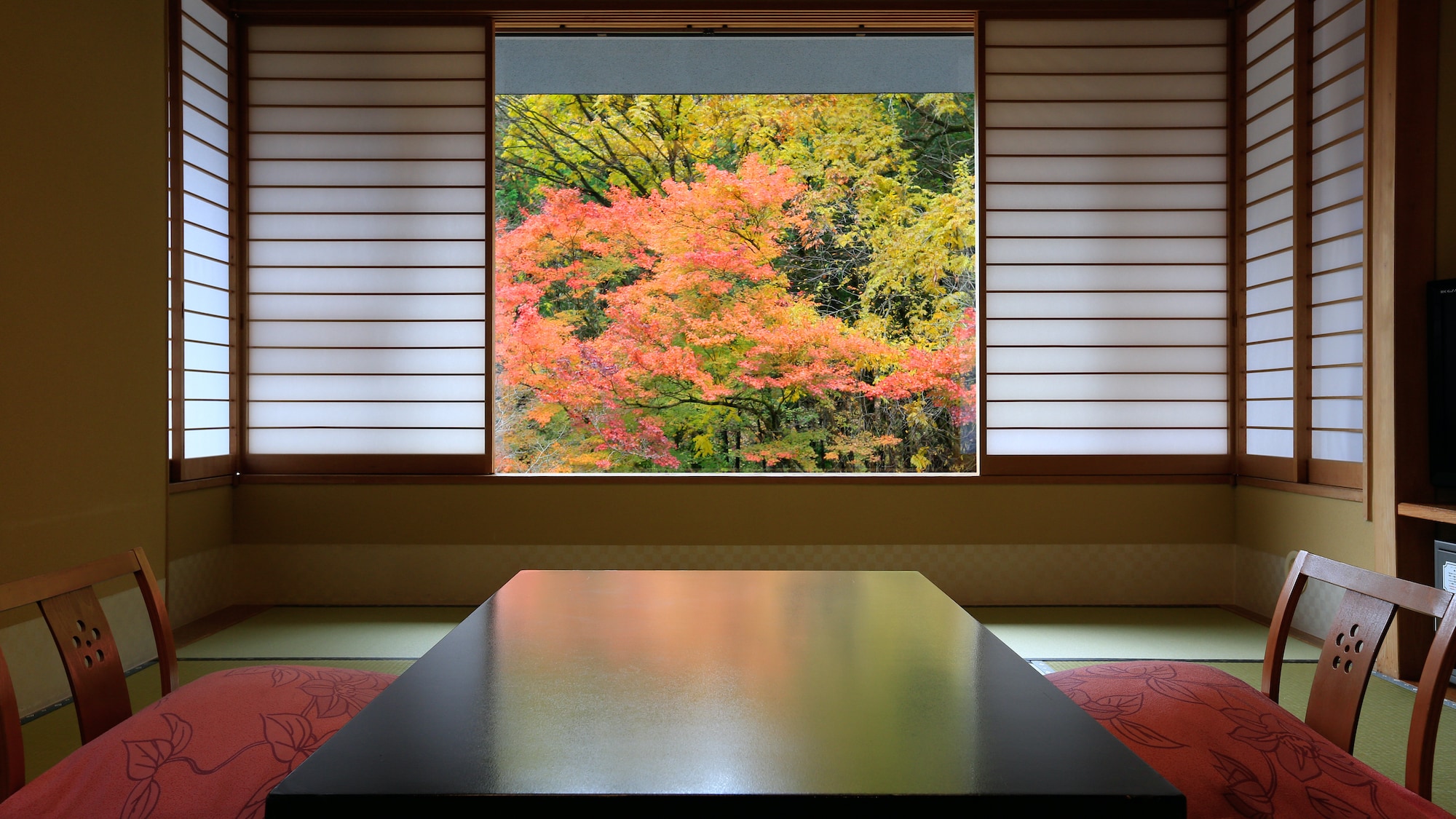 您可以在秋季客房內欣賞名栗的紅葉。