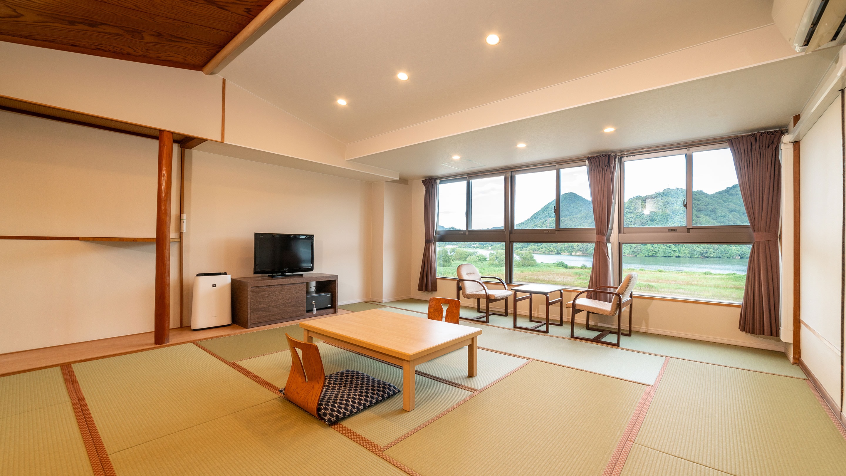 [Non-smoking] Standard Japanese-style room 10 tatami mats, no indoor bath (river side) *Image