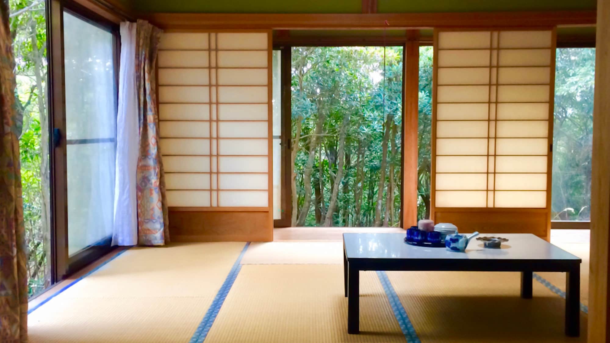 ・[Building 5/Japanese-style room] Surrounded by trees, you will feel like you are living in a forest. A Japanese-style room where you can stretch your legs and relax.