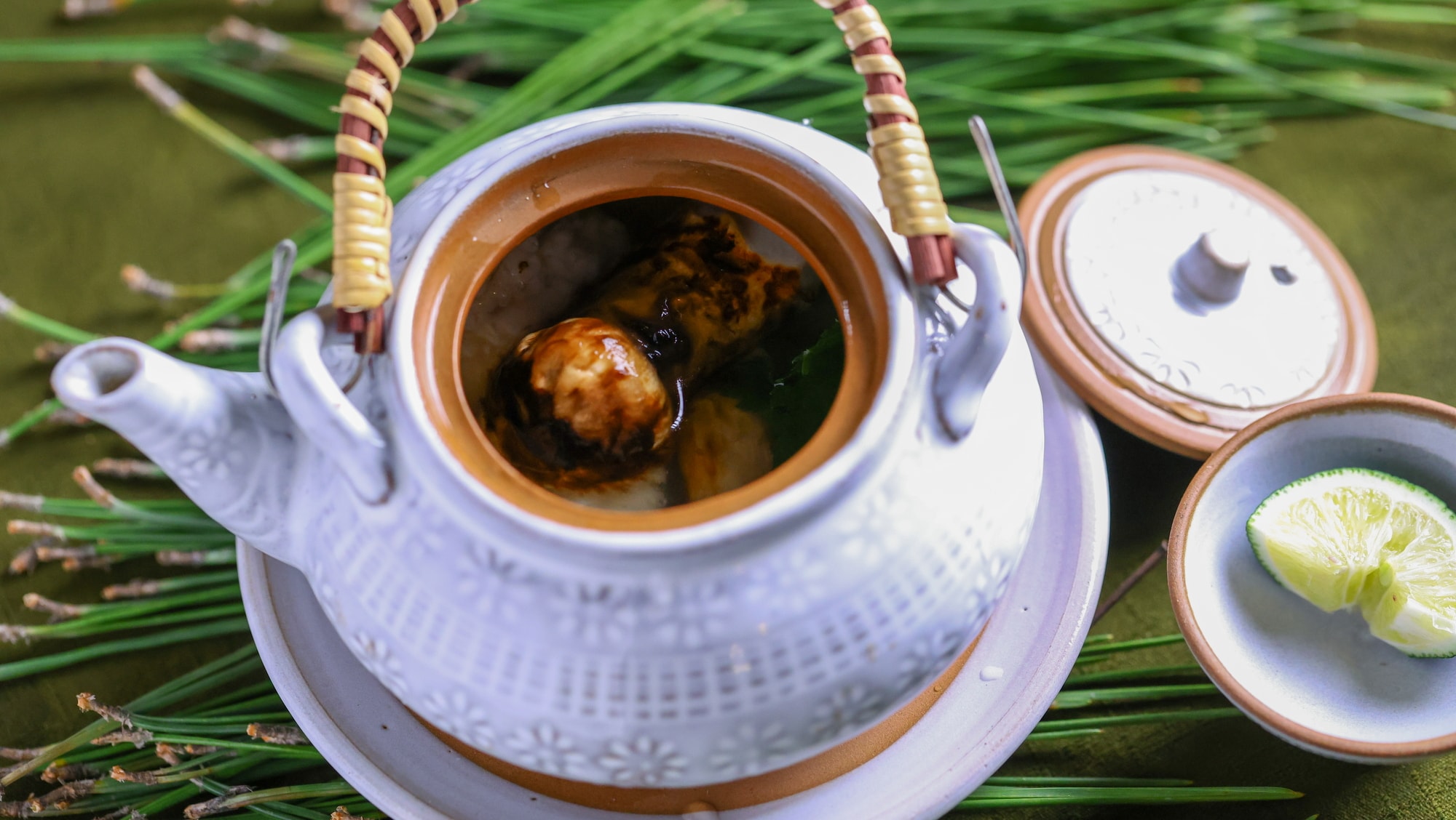Matsutake Mushroom Dobinmushi (Steamed Matsutake Mushroom in an Earthenware Pot): Enjoy the rich aroma of matsutake mushrooms, a representative autumn delicacy, and the refined flavor of the broth.
