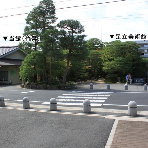 当館から足立美術館までは歩いて３０秒！！