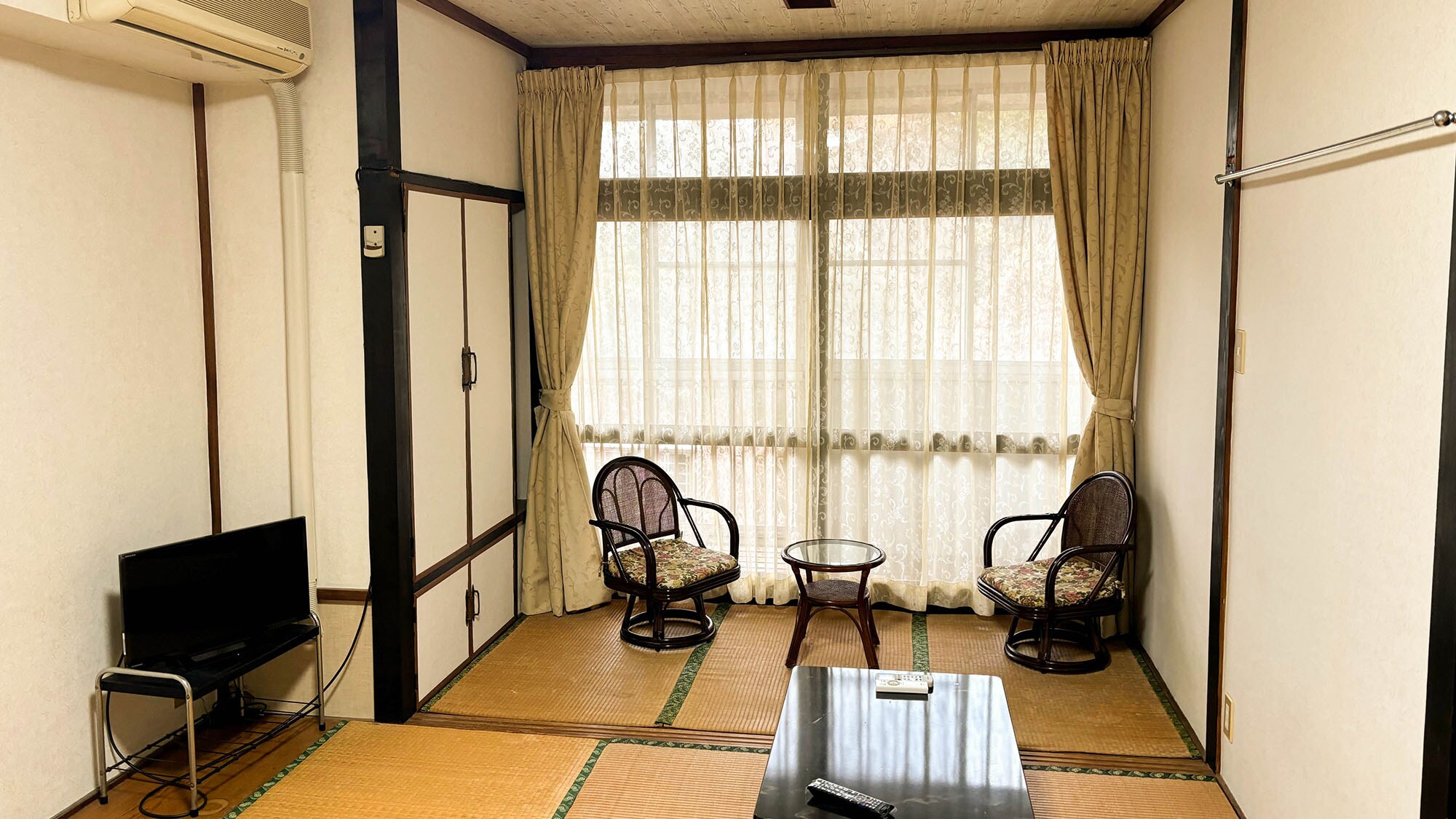 ・[Japanese-style room 7.5 tatami mats (simple Western style) / 306] You can see the mountains from the room.