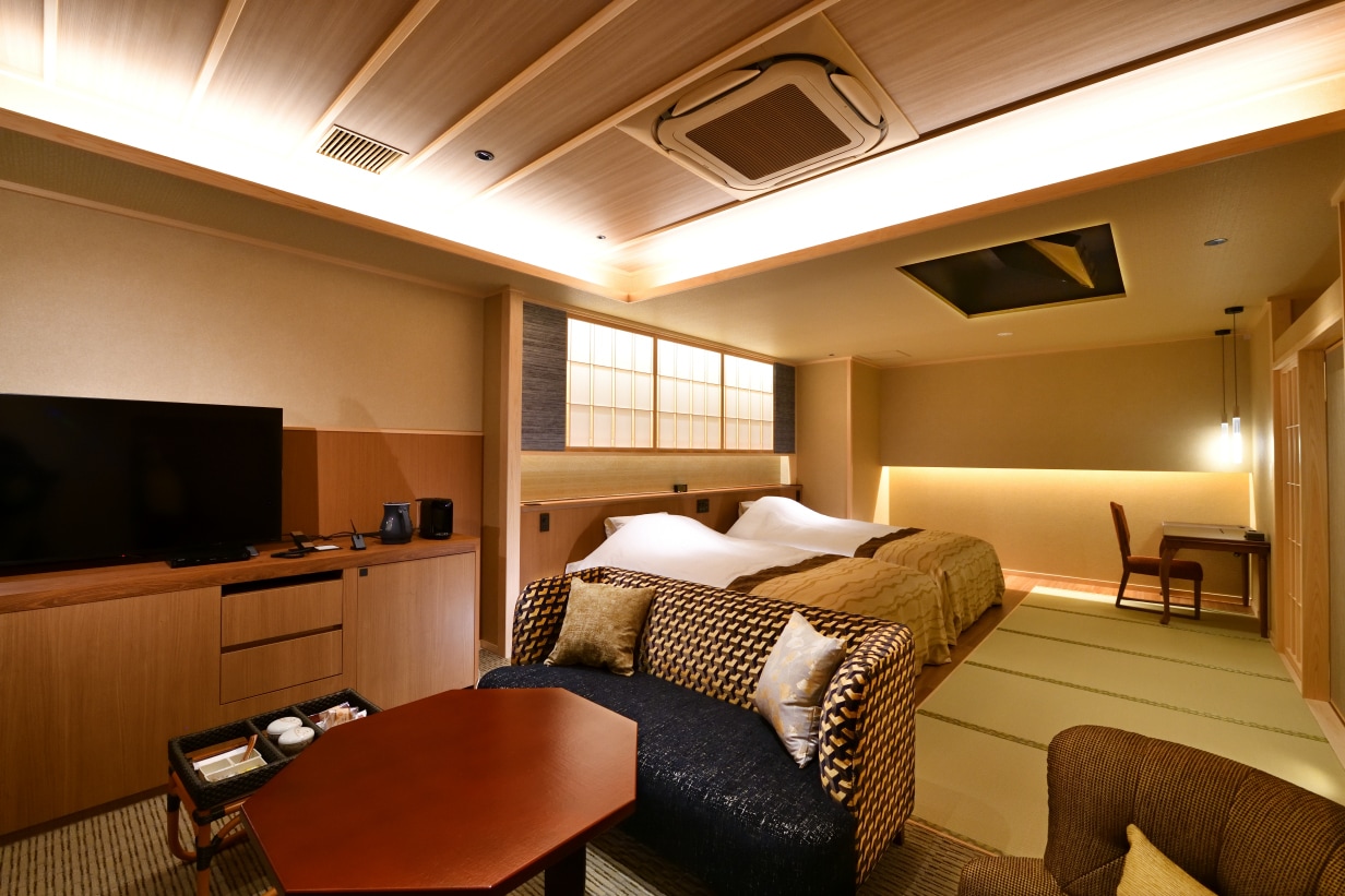 Spacious Japanese-style room with dew