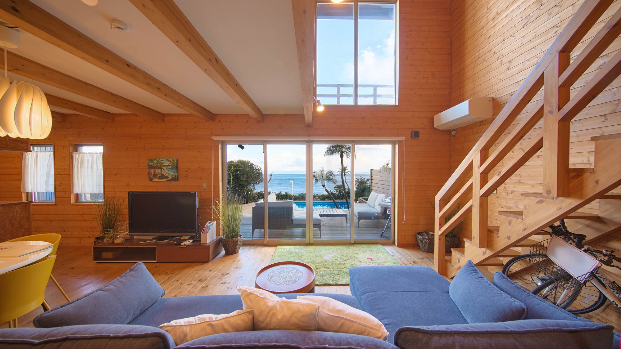Living room: You can see the ocean from your room!