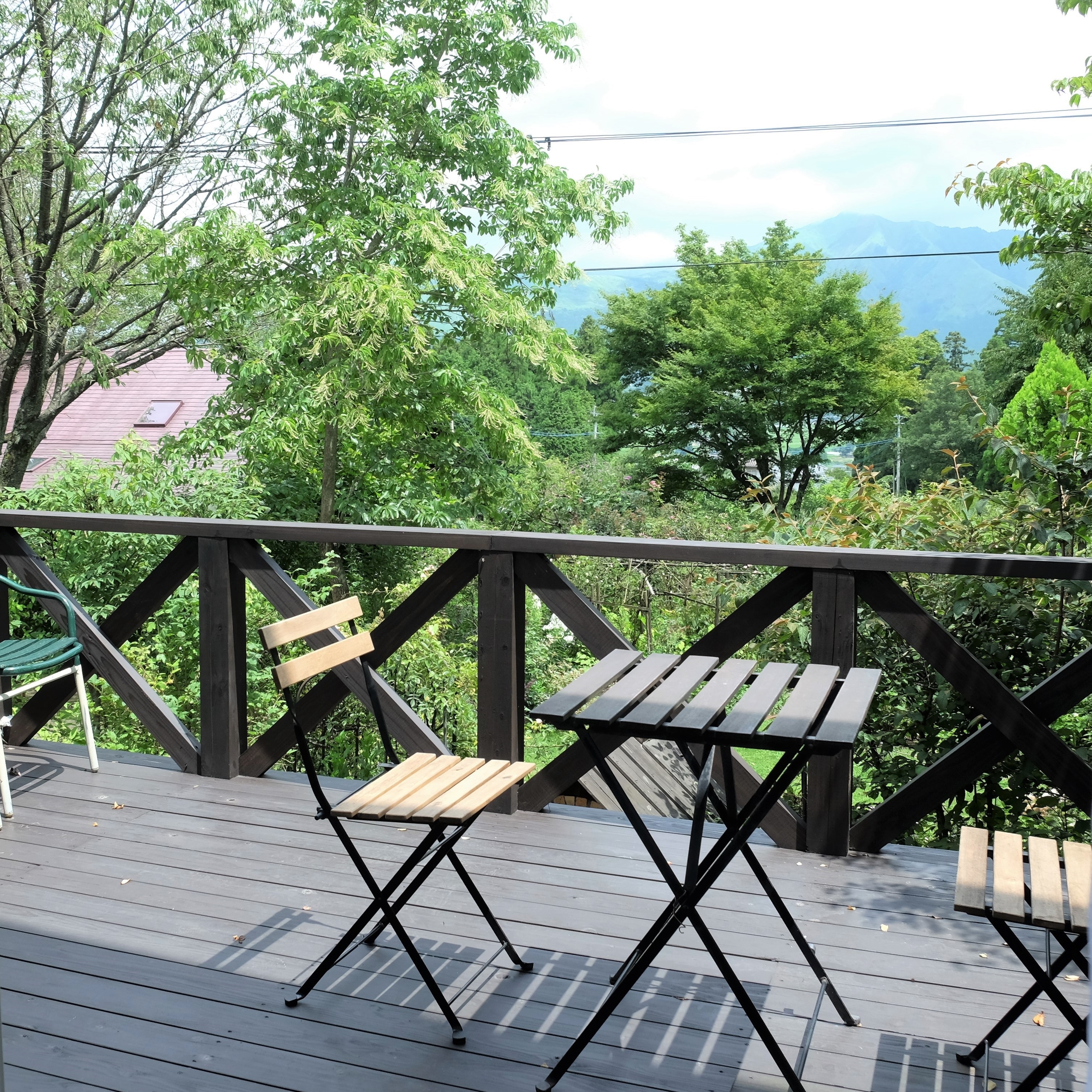 A terrace where you can see both the garden and the five peaks of Mt. Aso.