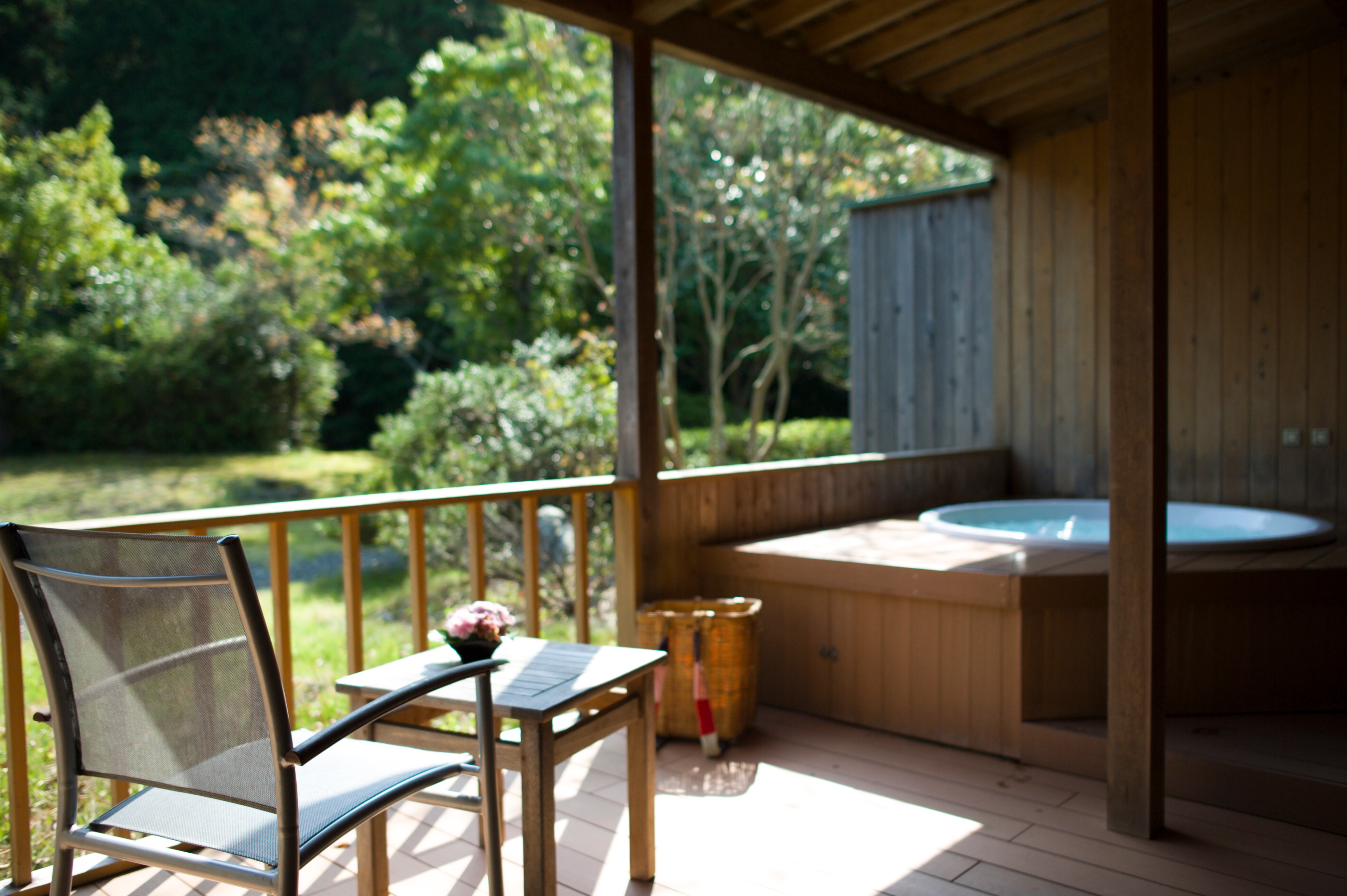 Japanese-Western style jacuzzi image with open-air bath