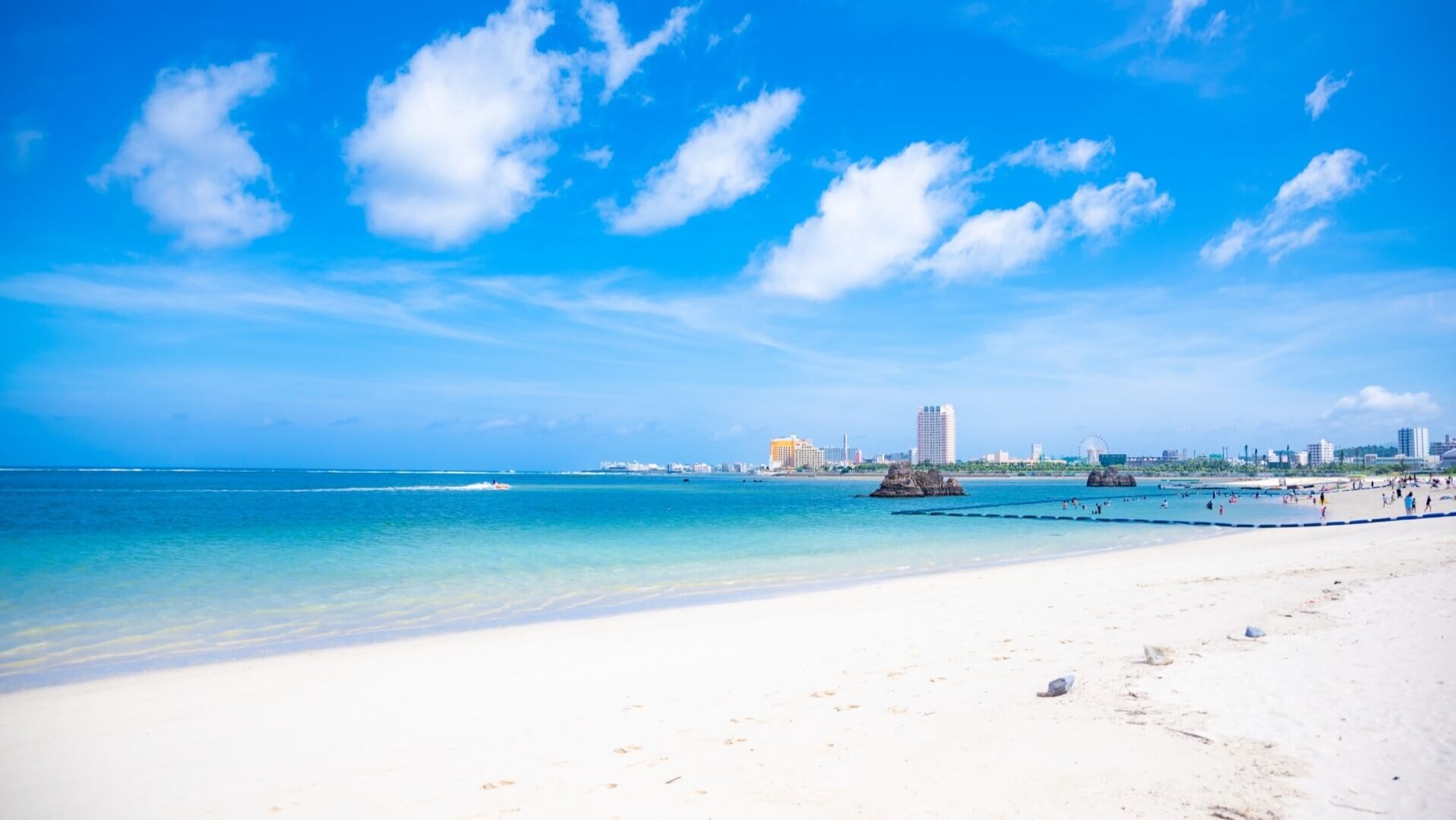 [Enjoy the Okinawan ocean] Araha Beach (about 20 minutes by car)