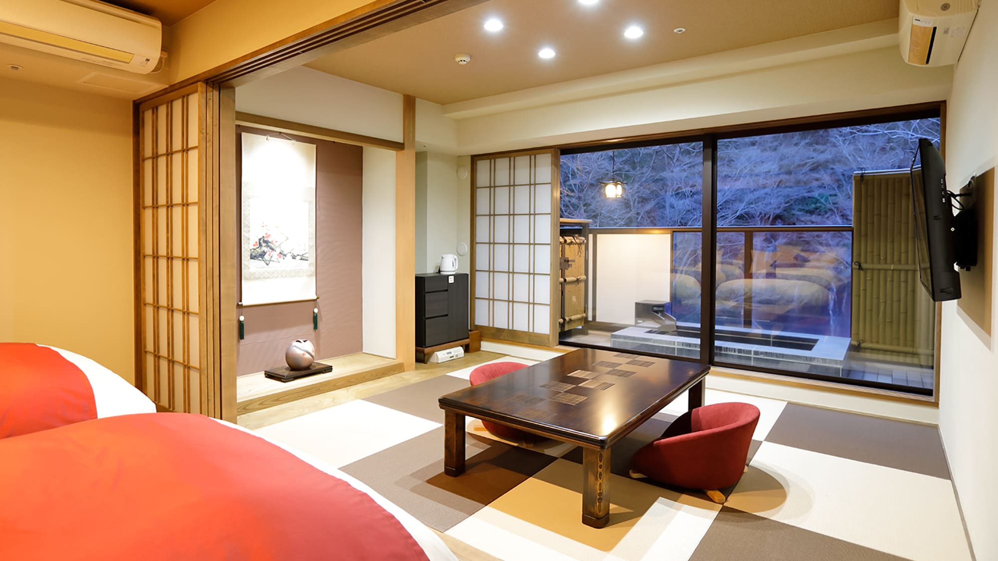 A Japanese-Western style room with a modern Japanese-style open-air bath that combines a Japanese-style room and a bedroom where you can relax.