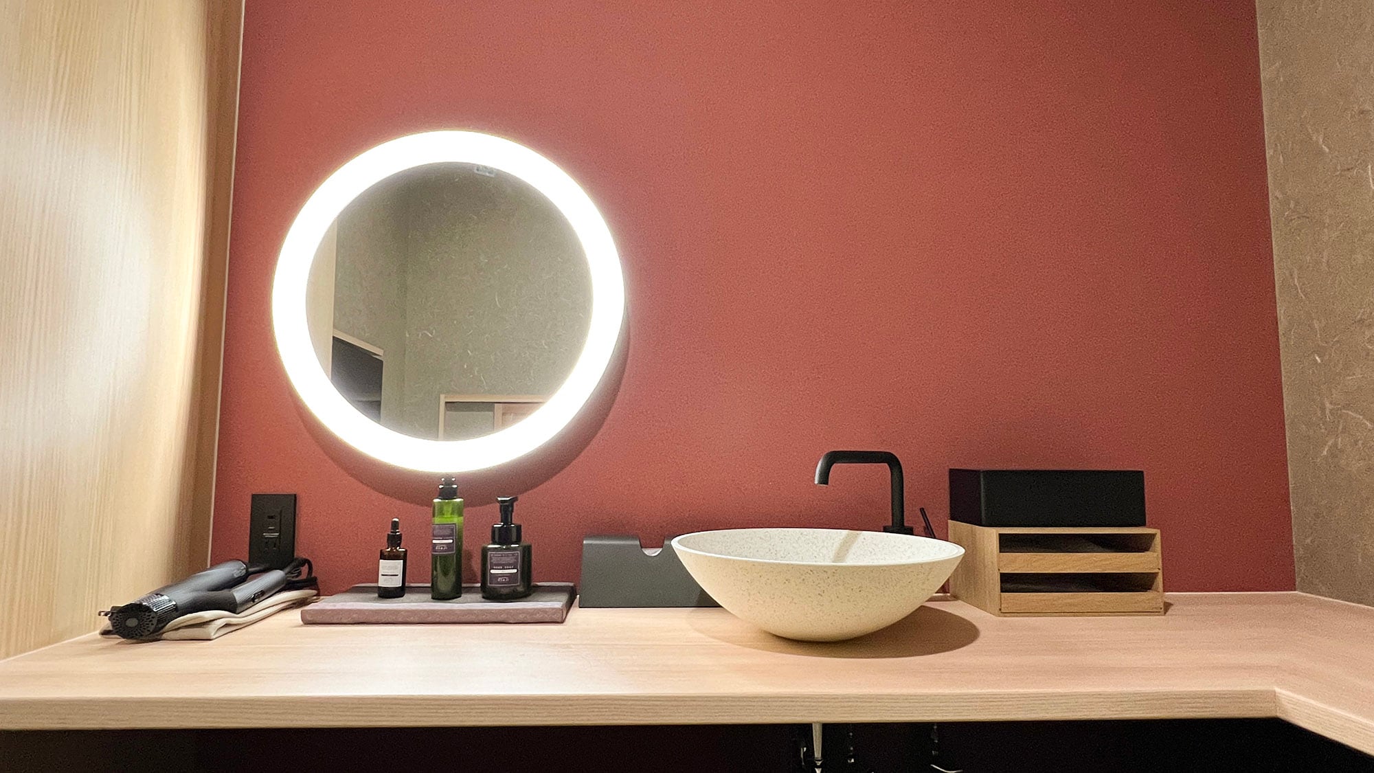 ・[Tomon/Munenaka/Bedroom] Spacious washroom space. Recommended for those who want to take care of their skin.
