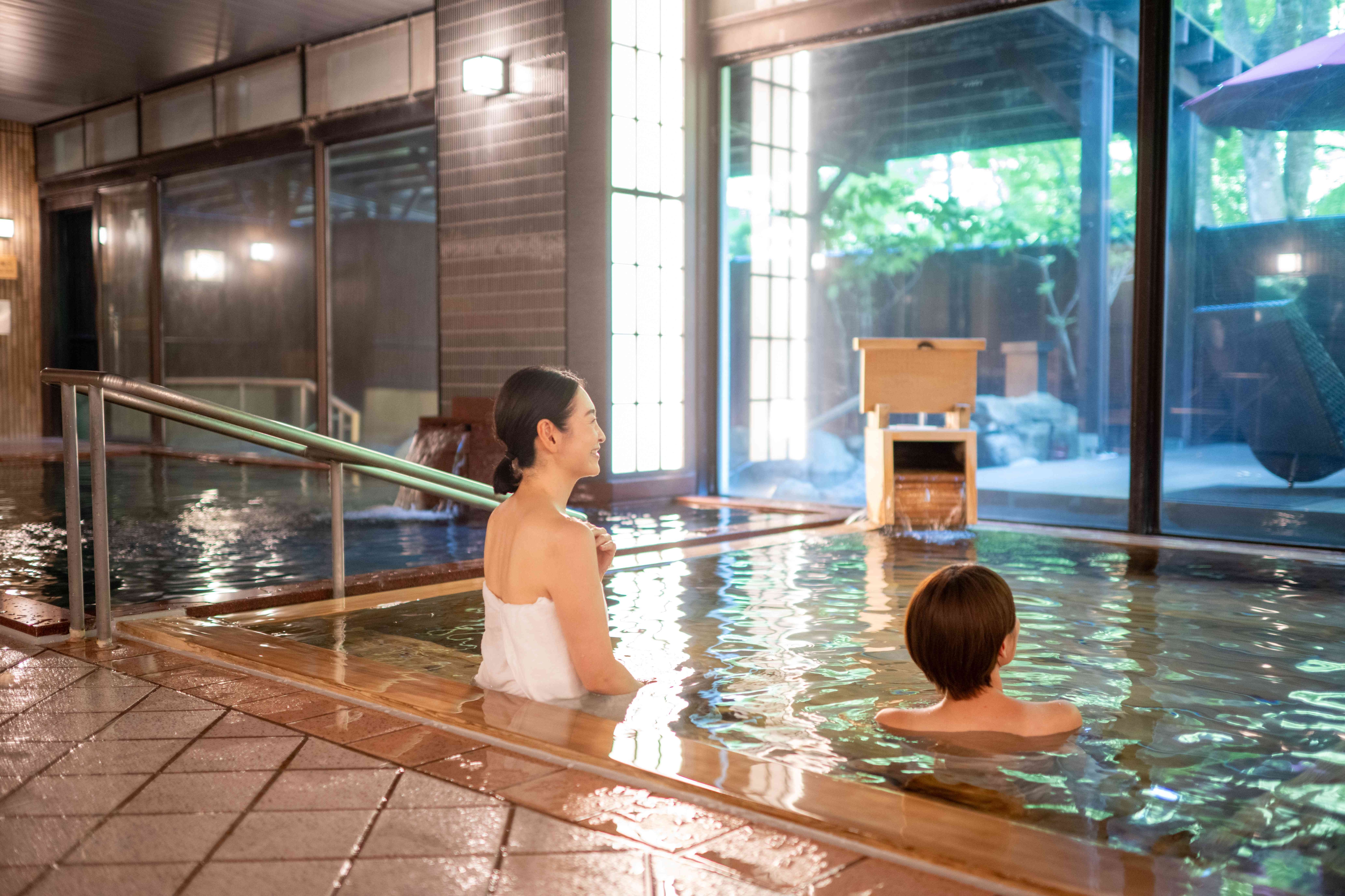 Large public bath, women's bath image