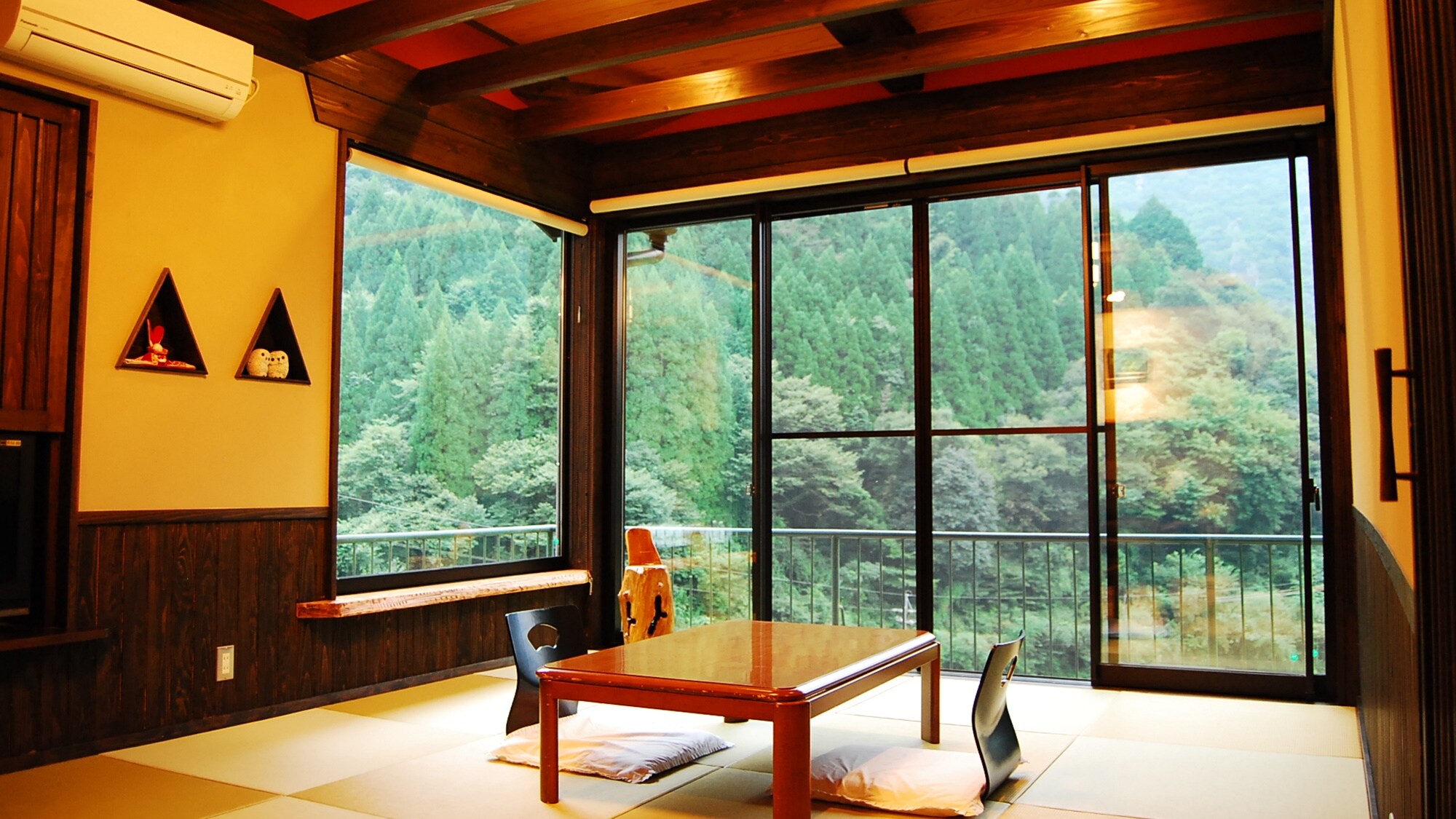 *Hotaru no Ma: A spacious 12 tatami room with a sofa where you can relax.