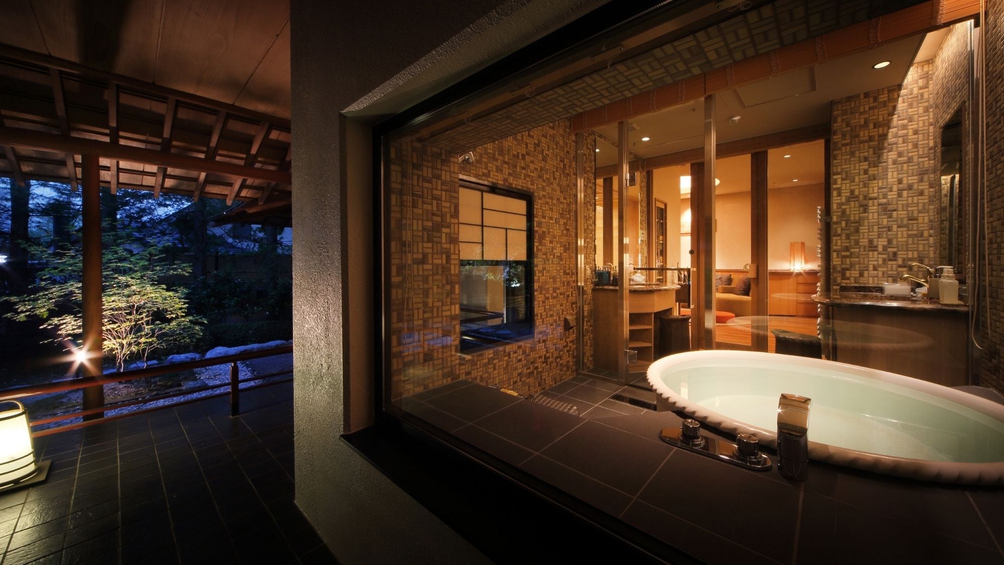 [Seiryu's finest special guest room, Kamuri] A bathroom with a close view of the Japanese garden.
