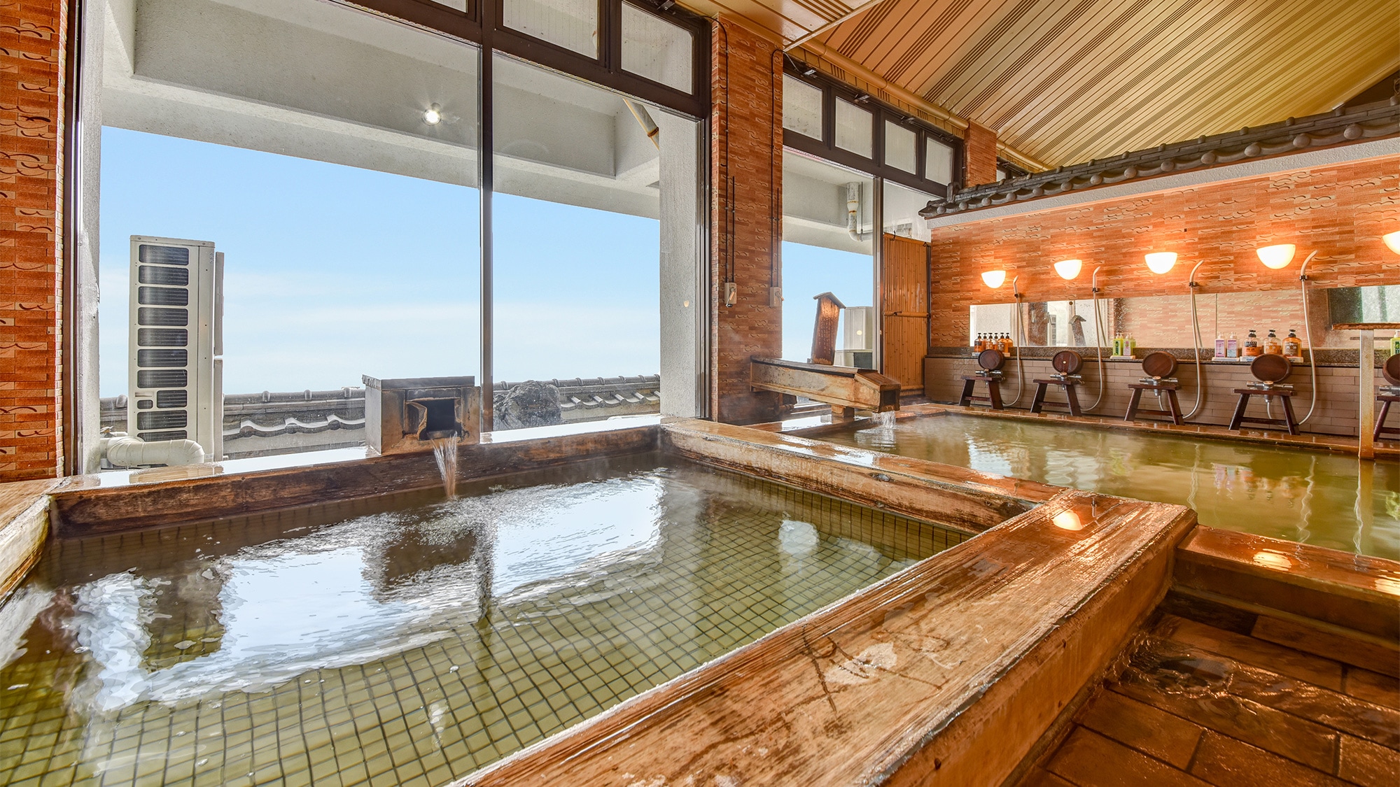 * [Large communal bath] Nozomi-no-Yu * Golden hot water is poured from the source *